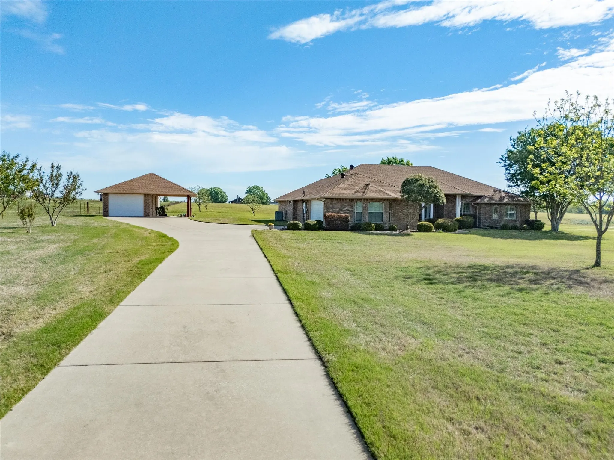 Single Family Residence For Sale in Ellis County , 6671 Fm 660, Ennis, Texas 75119, 4 Bedroom, 2 Bathroom, 3 Garage spaces, 2,640 Sqft, built in 2006, mls#21231402, Real Estate Agent in Ennis, Homes For Sale in Ellis county, Homes For Sale in Ennis, Realtor in Ennis Texas, Real Estate Brokerage Independent Realty Texas, Luminita Cordes Realtor