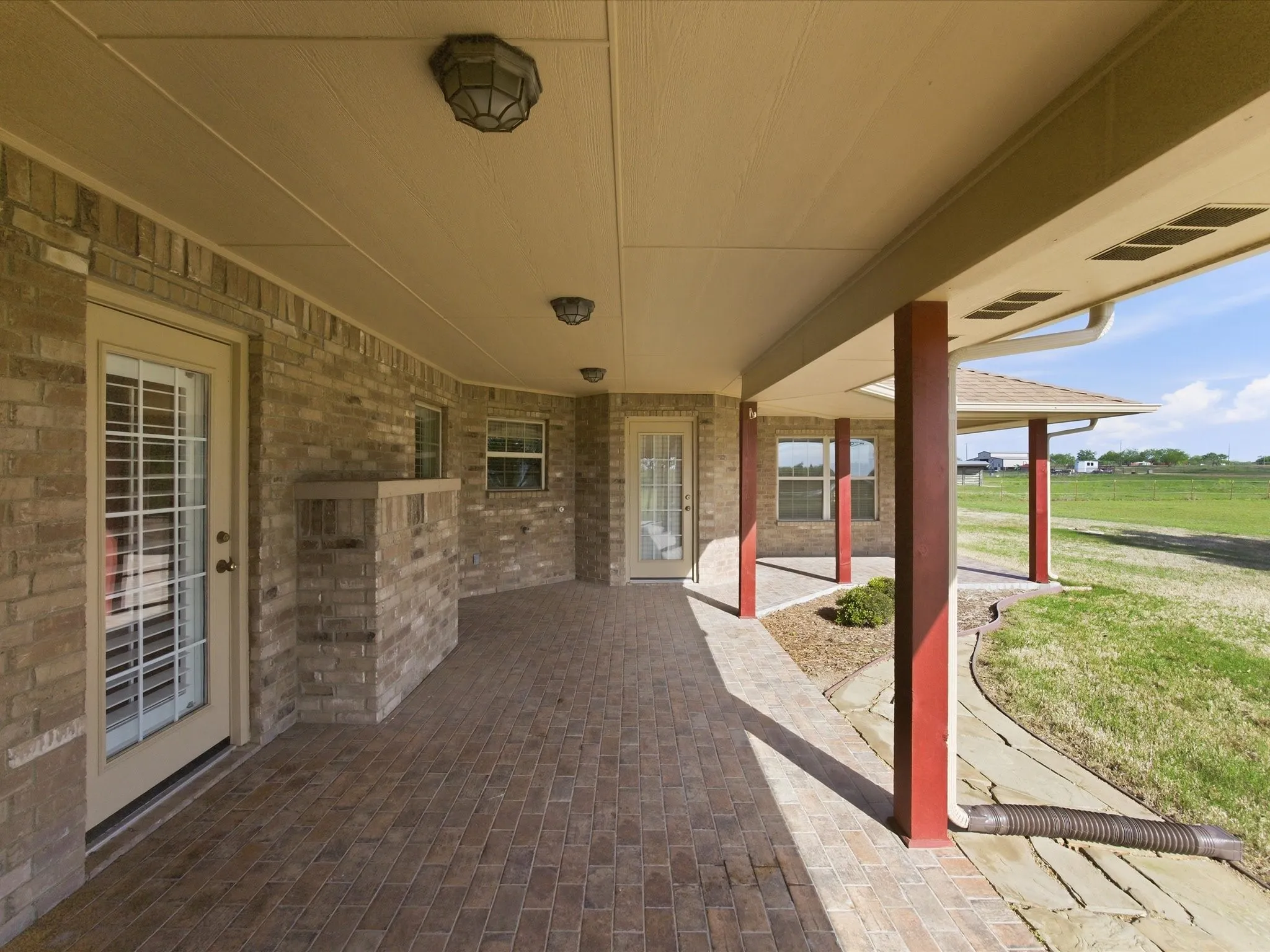 Single Family Residence For Sale in Ellis County , 6671 Fm 660, Ennis, Texas 75119, 4 Bedroom, 2 Bathroom, 3 Garage spaces, 2,640 Sqft, built in 2006, mls#21231402, Real Estate Agent in Ennis, Homes For Sale in Ellis county, Homes For Sale in Ennis, Realtor in Ennis Texas, Real Estate Brokerage Independent Realty Texas, Luminita Cordes Realtor