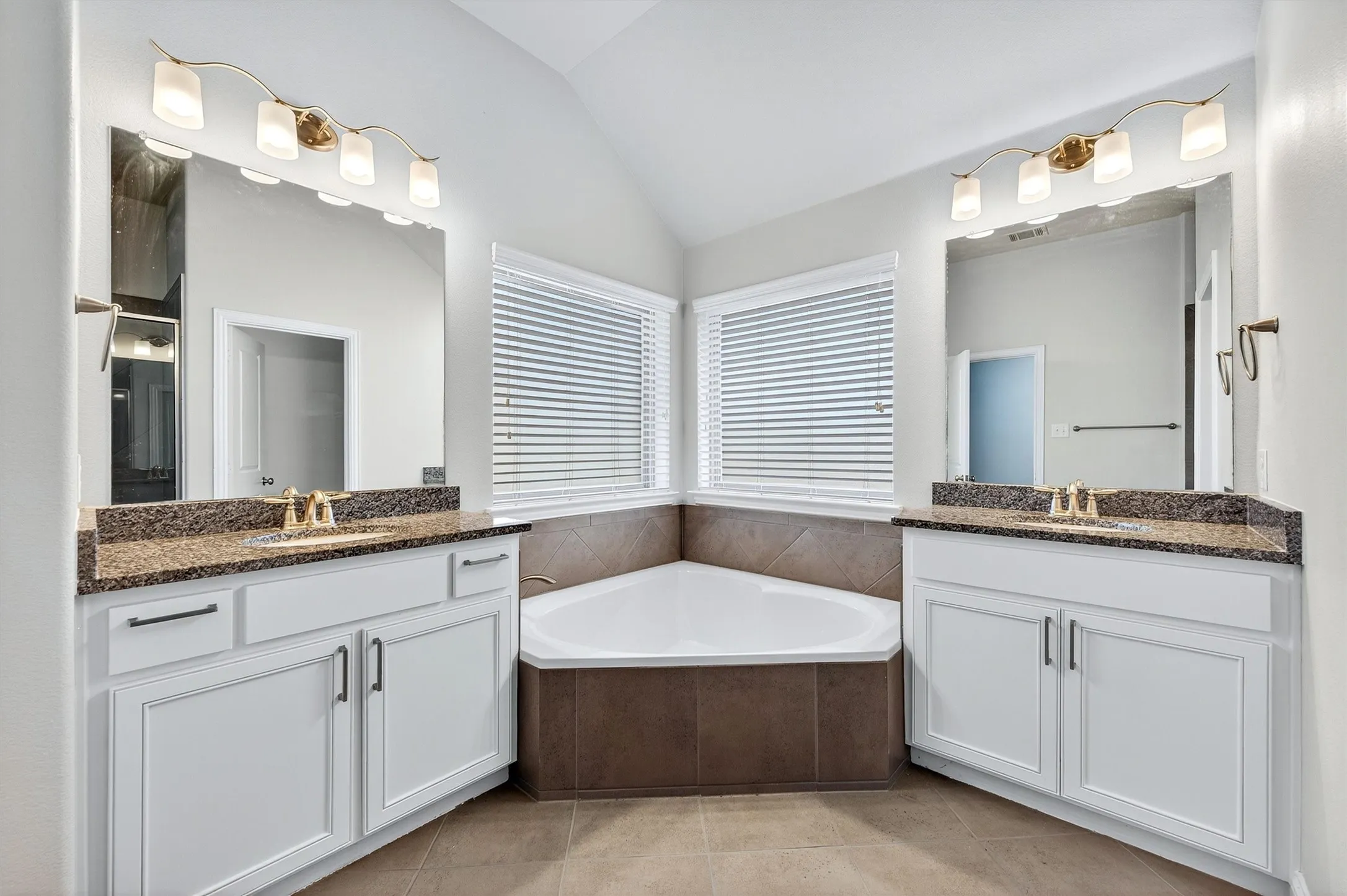 Single Family Residence For Sale in Collin County , 2303 Knox Way, Melissa, Texas 75454, 5 Bedroom, 3 Bathroom, 2 Garage spaces, 2,915 Sqft, built in 2016, Preowned, mls#21232788, Real Estate Agent in Melissa, Homes For Sale in Collin county, Homes For Sale in Melissa, Realtor in Melissa Texas, Real Estate Brokerage Independent Realty Texas, Luminita Cordes Realtor
