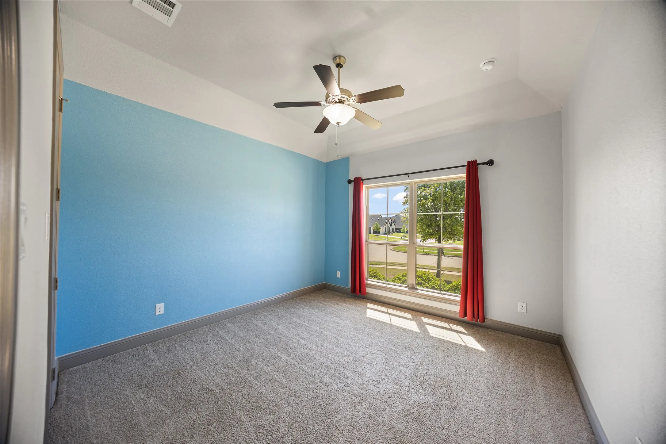 Single Family Residence For Sale in Tarrant County , 204 Townsend Drive, Haslet, Texas 76052, 5 Bedroom, 3 Bathroom, 3 Garage spaces, 3,389 Sqft, built in 2019, mls#21234358, Real Estate Agent in Haslet, Homes For Sale in Tarrant county, Homes For Sale in Haslet, Realtor in Haslet Texas, Real Estate Brokerage Independent Realty Texas, Luminita Cordes Realtor