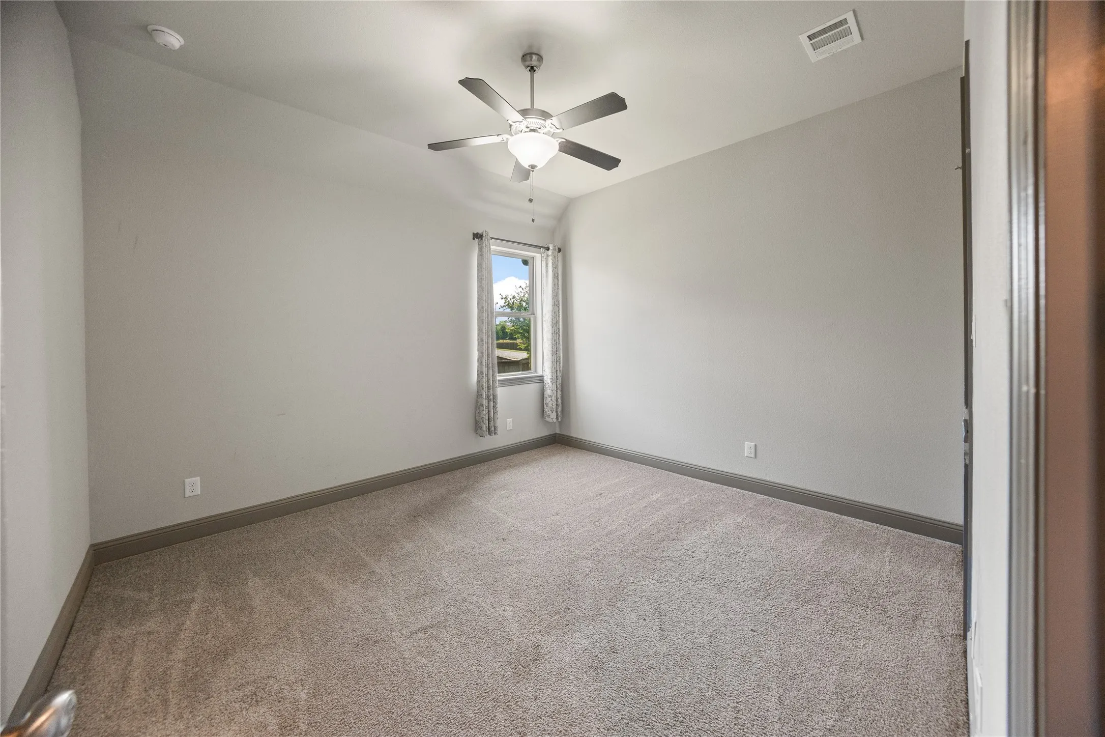 Single Family Residence For Sale in Tarrant County , 204 Townsend Drive, Haslet, Texas 76052, 5 Bedroom, 3 Bathroom, 3 Garage spaces, 3,389 Sqft, built in 2019, mls#21234358, Real Estate Agent in Haslet, Homes For Sale in Tarrant county, Homes For Sale in Haslet, Realtor in Haslet Texas, Real Estate Brokerage Independent Realty Texas, Luminita Cordes Realtor