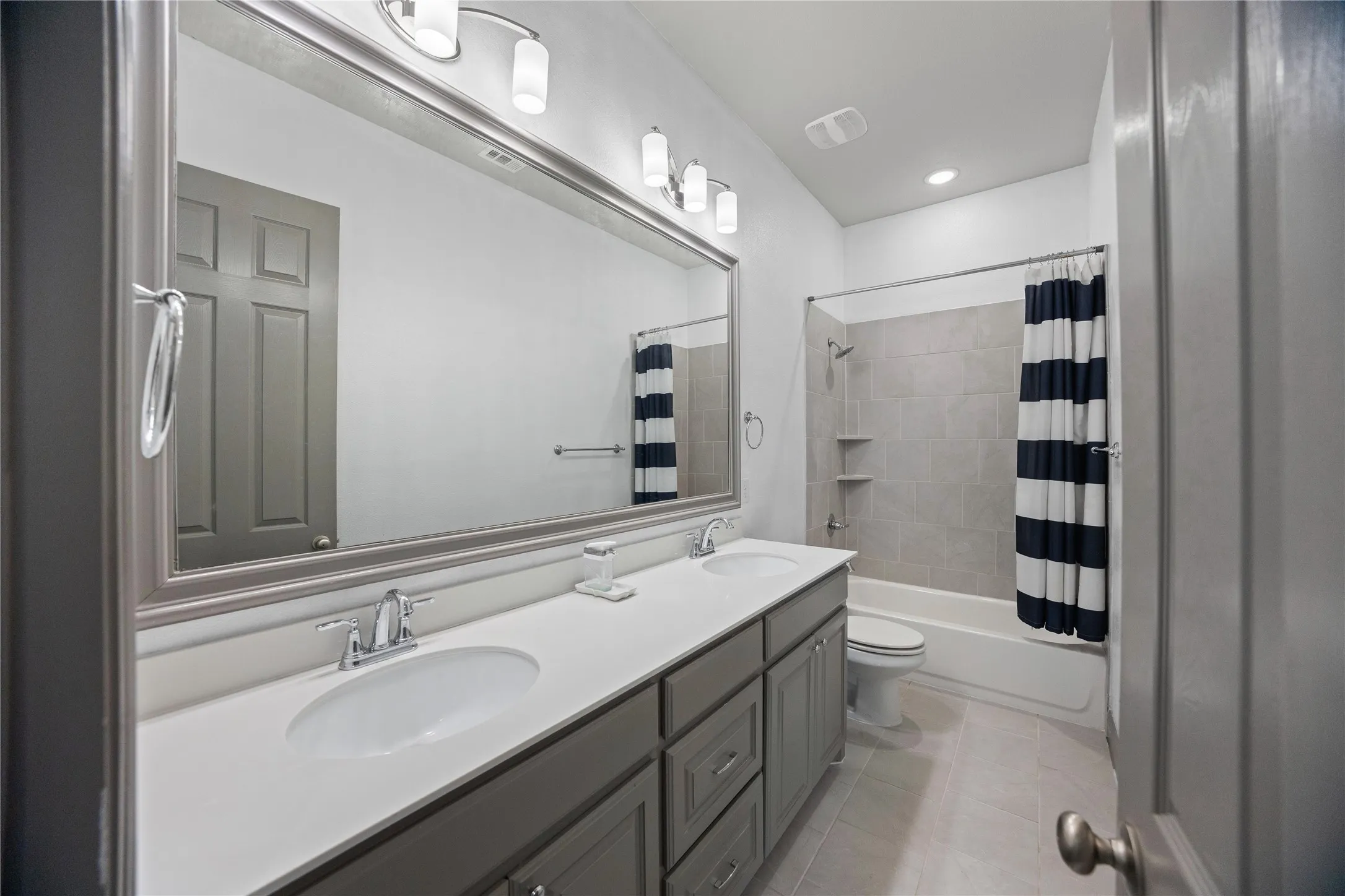 Single Family Residence For Sale in Tarrant County , 204 Townsend Drive, Haslet, Texas 76052, 5 Bedroom, 3 Bathroom, 3 Garage spaces, 3,389 Sqft, built in 2019, mls#21234358, Real Estate Agent in Haslet, Homes For Sale in Tarrant county, Homes For Sale in Haslet, Realtor in Haslet Texas, Real Estate Brokerage Independent Realty Texas, Luminita Cordes Realtor
