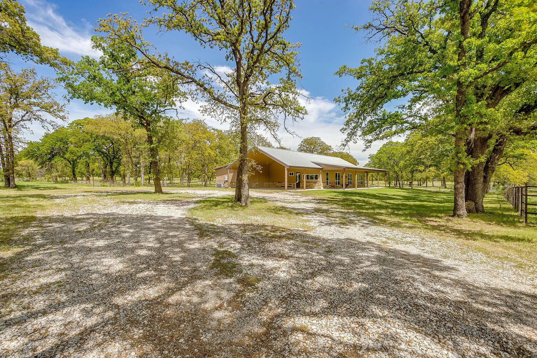 Single Family Residence For Sale in Parker County , 990 Doss Road, Millsap, Texas 76066, 3 Bedroom, 3 Bathroom, 3 Garage spaces, 2,800 Sqft, built in 2022, mls#21226498, Real Estate Agent in Millsap, Homes For Sale in Parker county, Homes For Sale in Millsap, Realtor in Millsap Texas, Real Estate Brokerage Independent Realty Texas, Luminita Cordes Realtor