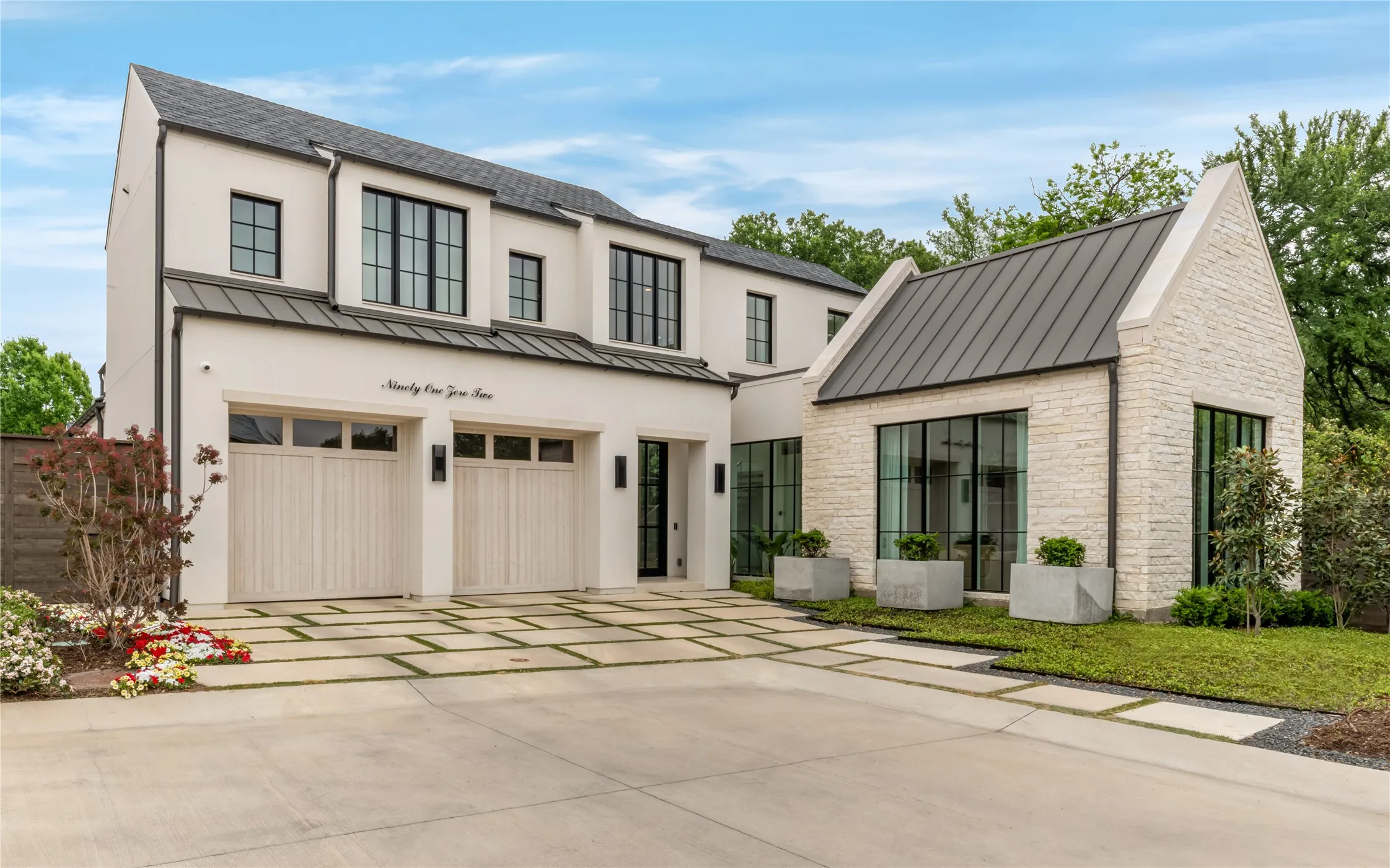 Single Family Residence For Sale in Dallas County , 9102 Bluff Hollow Court, Dallas, Texas 75220, 4 Bedroom, 5 Bathroom, 3 Garage spaces, 5,306 Sqft, built in 2022, Preowned, mls#21230110, Real Estate Agent in Dallas, Homes For Sale in Dallas county, Homes For Sale in Dallas, Realtor in Dallas Texas, Real Estate Brokerage Independent Realty Texas, Luminita Cordes Realtor