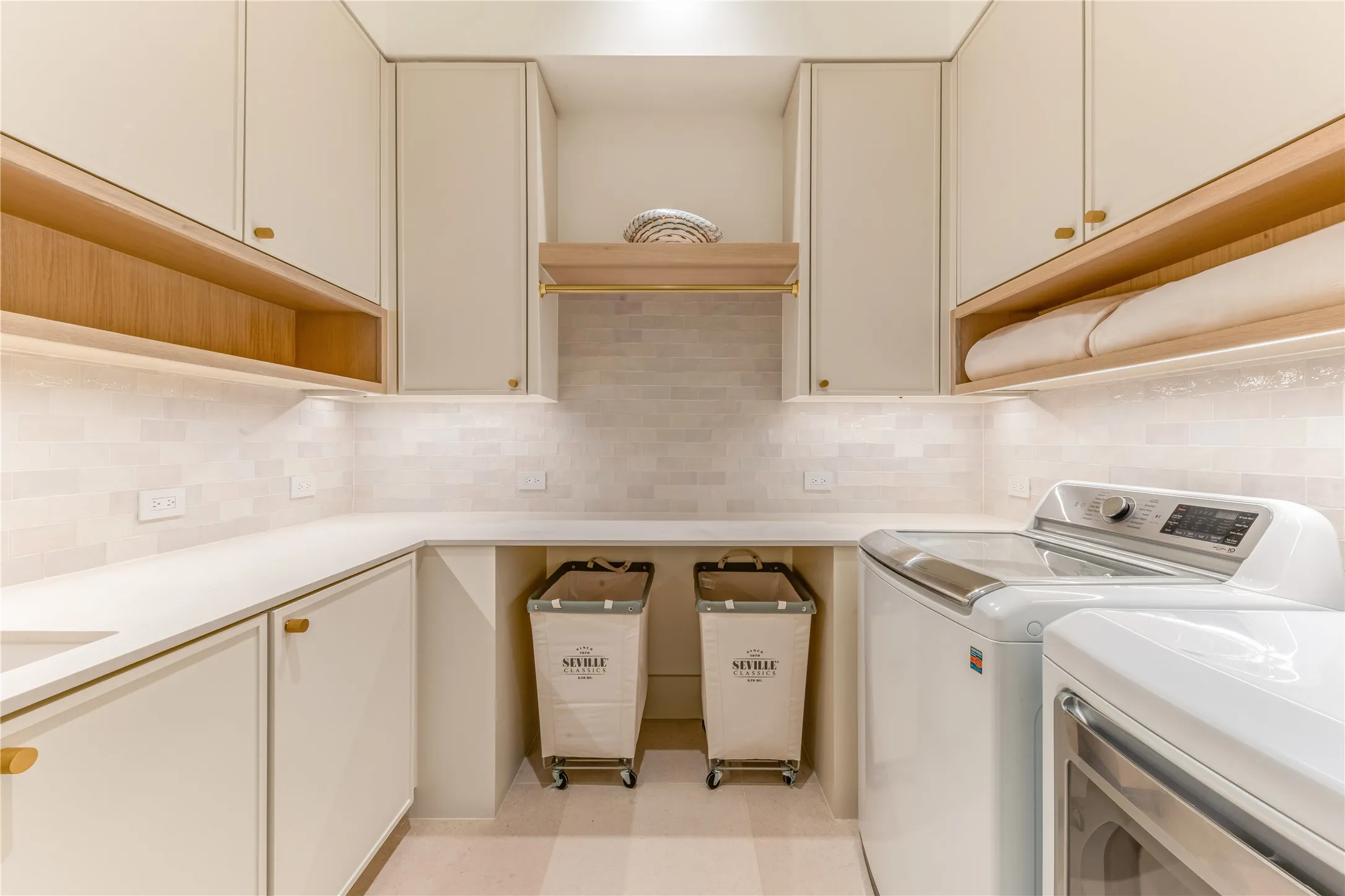 Laundry Room with drip-dry area