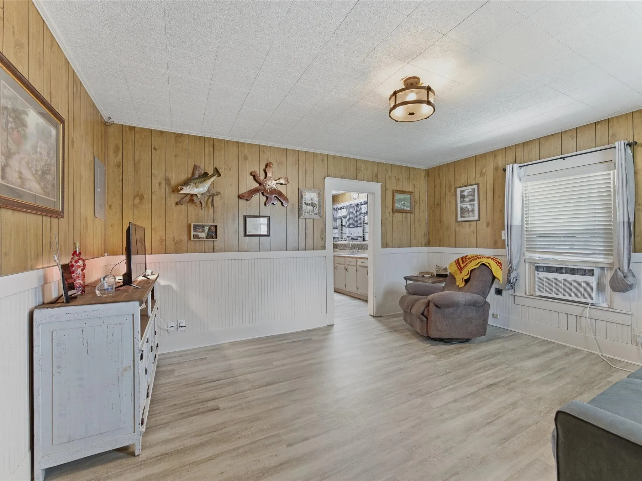 Single Family Residence For Sale in Ellis County , 2414 E Ennis Avenue A, Ennis, Texas 75119, 2 Bedroom, 1 Bathroom, Garage spaces, 1,076 Sqft, built in 1945, mls#21233183, Real Estate Agent in Ennis, Homes For Sale in Ellis county, Homes For Sale in Ennis, Realtor in Ennis Texas, Real Estate Brokerage Independent Realty Texas, Luminita Cordes Realtor
