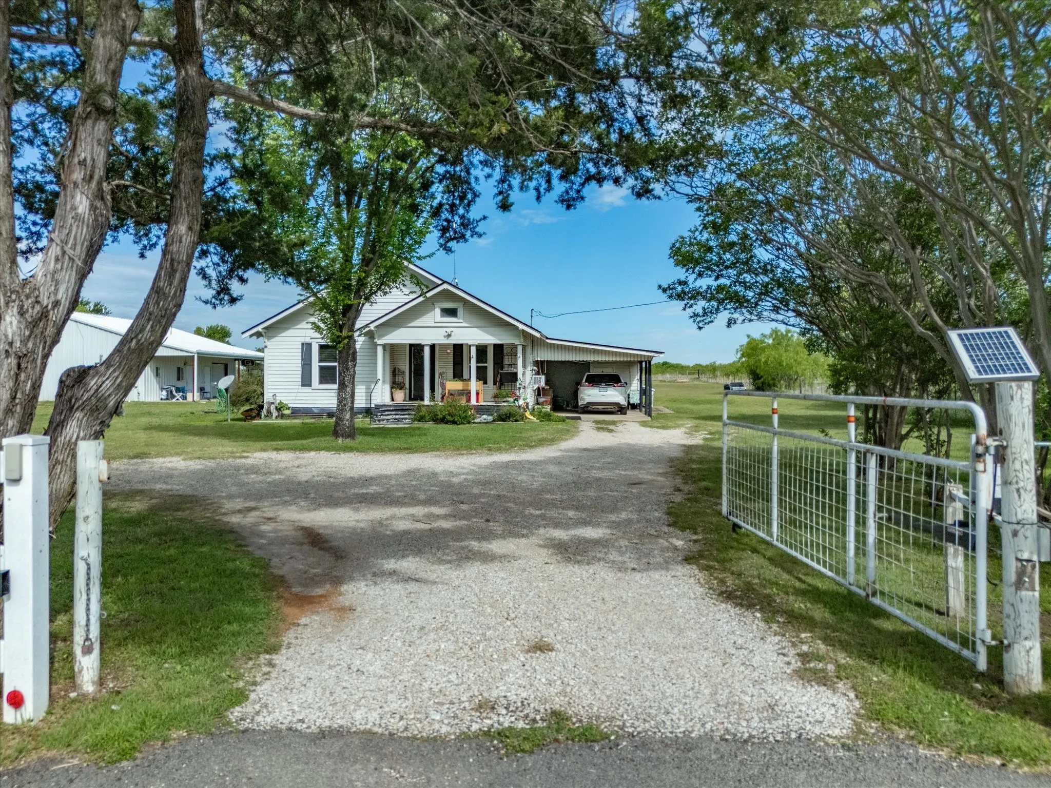 Single Family Residence For Sale in Ellis County , 2414 E Ennis Avenue A, Ennis, Texas 75119, 2 Bedroom, 1 Bathroom, Garage spaces, 1,076 Sqft, built in 1945, mls#21233183, Real Estate Agent in Ennis, Homes For Sale in Ellis county, Homes For Sale in Ennis, Realtor in Ennis Texas, Real Estate Brokerage Independent Realty Texas, Luminita Cordes Realtor