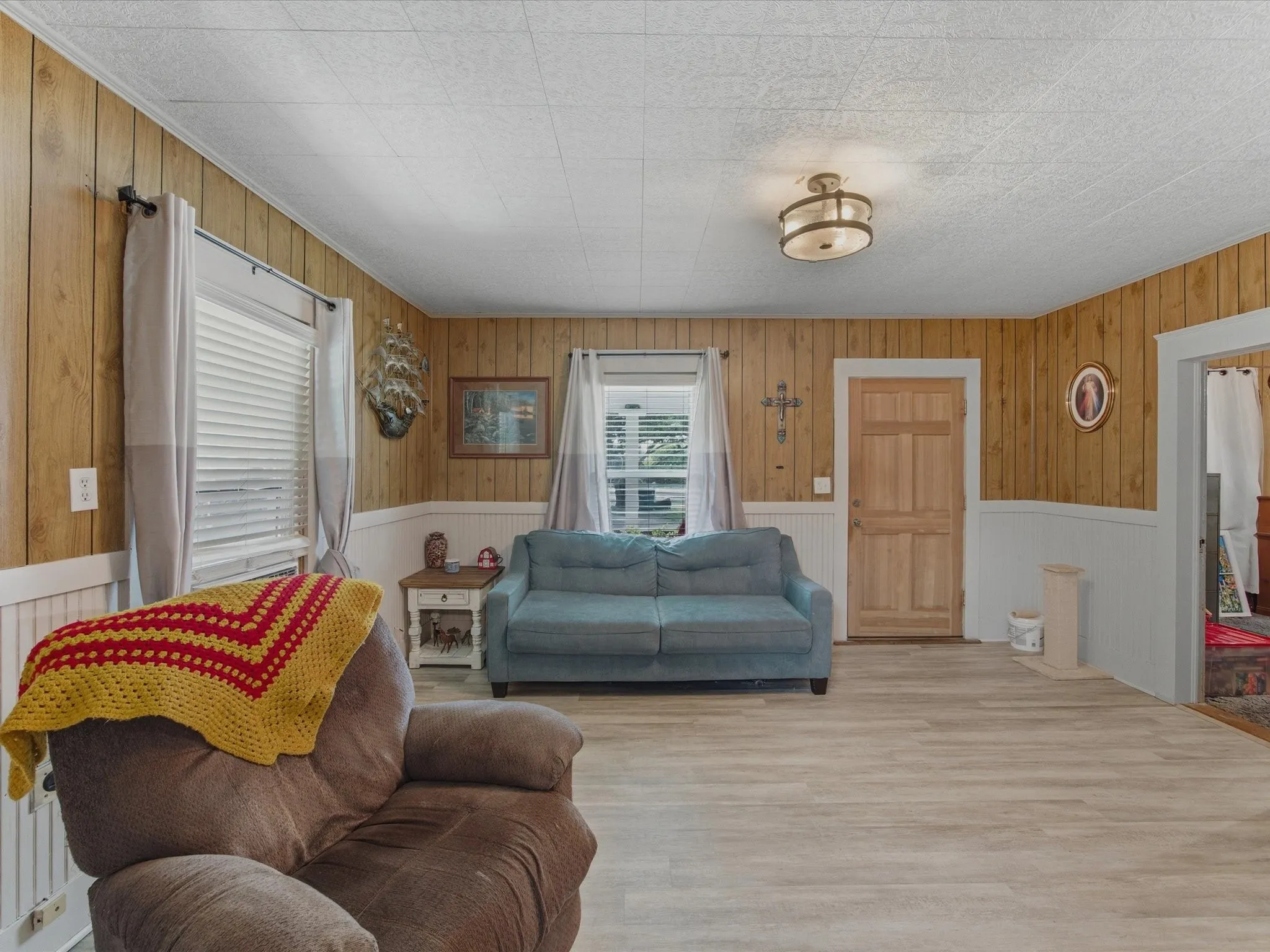 Single Family Residence For Sale in Ellis County , 2414 E Ennis Avenue A, Ennis, Texas 75119, 2 Bedroom, 1 Bathroom, Garage spaces, 1,076 Sqft, built in 1945, mls#21233183, Real Estate Agent in Ennis, Homes For Sale in Ellis county, Homes For Sale in Ennis, Realtor in Ennis Texas, Real Estate Brokerage Independent Realty Texas, Luminita Cordes Realtor