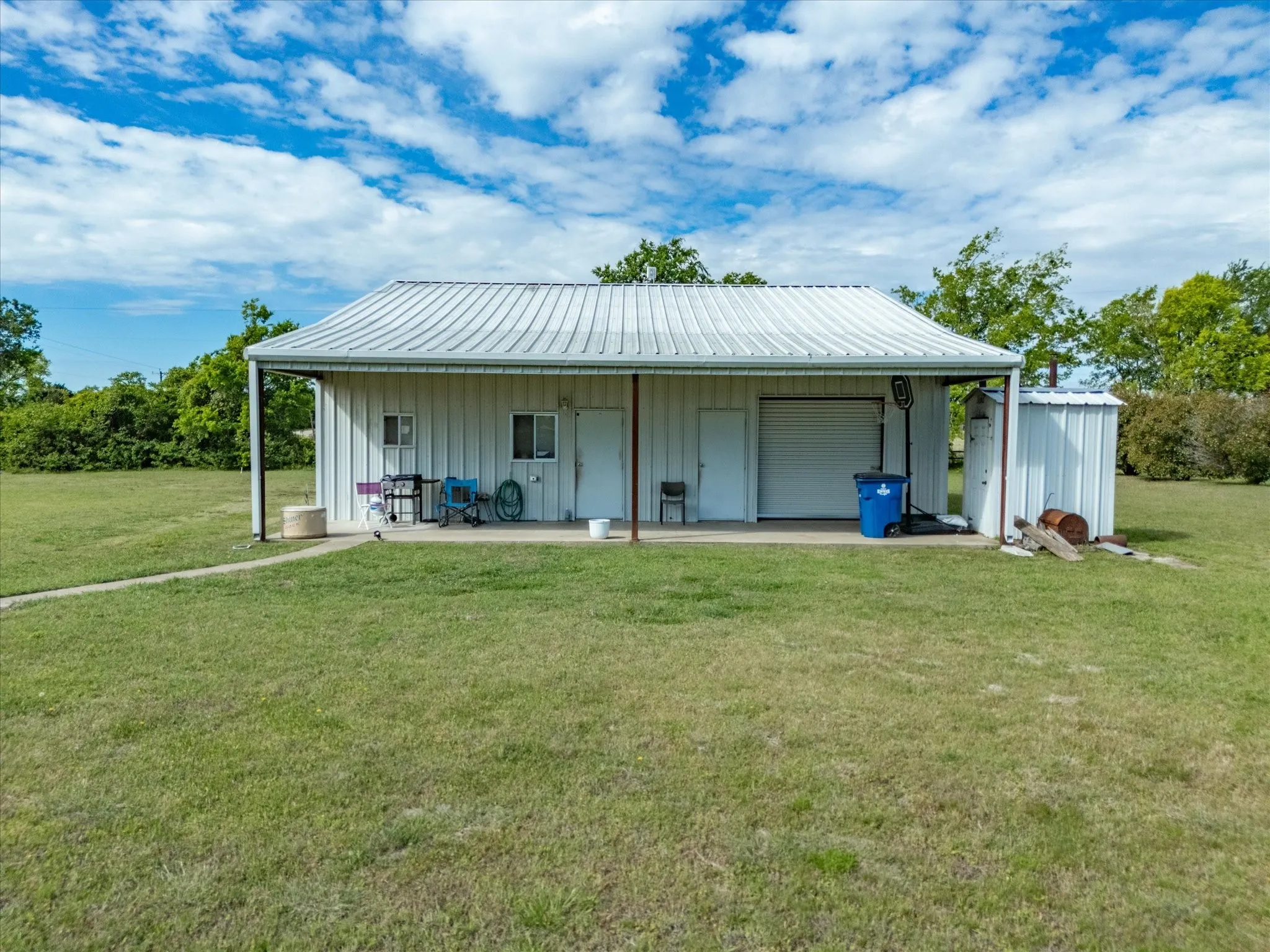 Single Family Residence For Sale in Ellis County , 2414 E Ennis Avenue A, Ennis, Texas 75119, 2 Bedroom, 1 Bathroom, Garage spaces, 1,076 Sqft, built in 1945, mls#21233183, Real Estate Agent in Ennis, Homes For Sale in Ellis county, Homes For Sale in Ennis, Realtor in Ennis Texas, Real Estate Brokerage Independent Realty Texas, Luminita Cordes Realtor