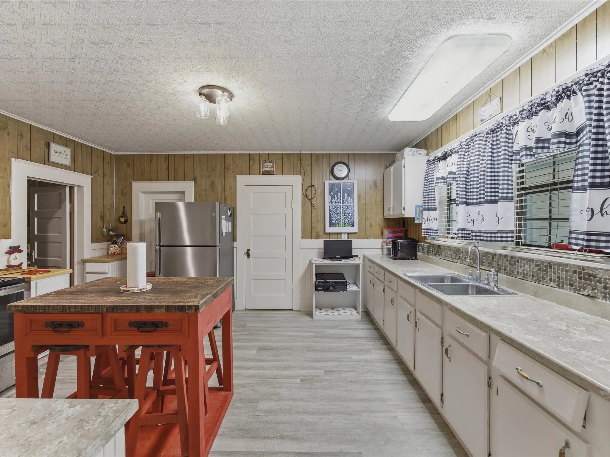 Single Family Residence For Sale in Ellis County , 2414 E Ennis Avenue A, Ennis, Texas 75119, 2 Bedroom, 1 Bathroom, Garage spaces, 1,076 Sqft, built in 1945, mls#21233183, Real Estate Agent in Ennis, Homes For Sale in Ellis county, Homes For Sale in Ennis, Realtor in Ennis Texas, Real Estate Brokerage Independent Realty Texas, Luminita Cordes Realtor