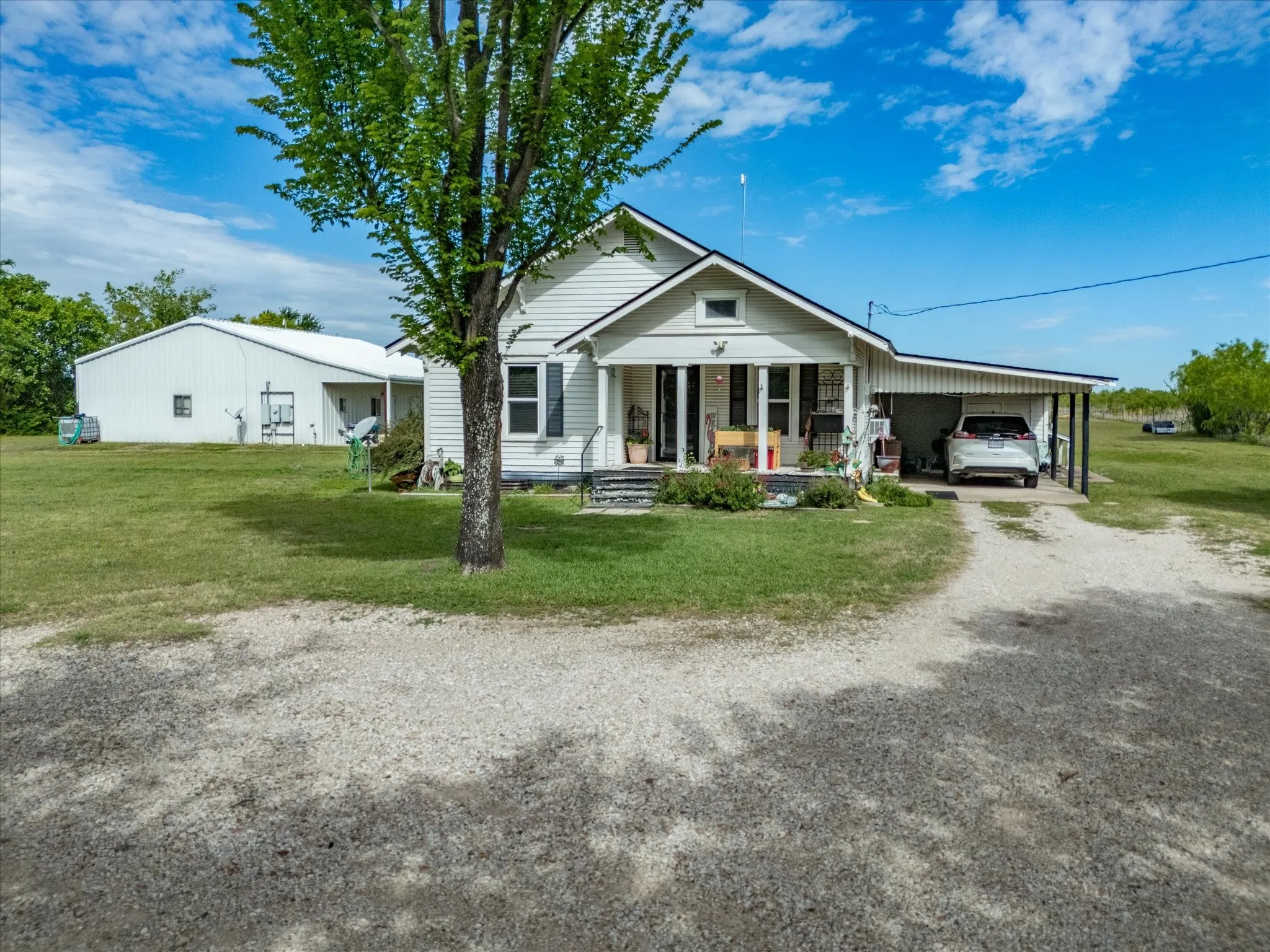 Single Family Residence For Sale in Ellis County , 2414 E Ennis Avenue A, Ennis, Texas 75119, 2 Bedroom, 1 Bathroom, Garage spaces, 1,076 Sqft, built in 1945, mls#21233183, Real Estate Agent in Ennis, Homes For Sale in Ellis county, Homes For Sale in Ennis, Realtor in Ennis Texas, Real Estate Brokerage Independent Realty Texas, Luminita Cordes Realtor