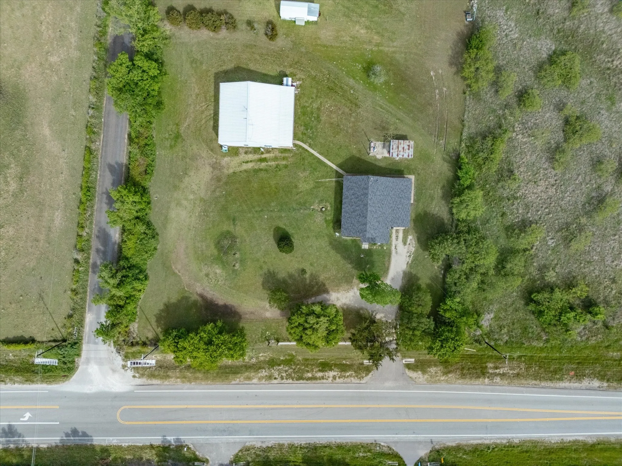 Single Family Residence For Sale in Ellis County , 2414 E Ennis Avenue A, Ennis, Texas 75119, 2 Bedroom, 1 Bathroom, Garage spaces, 1,076 Sqft, built in 1945, mls#21233183, Real Estate Agent in Ennis, Homes For Sale in Ellis county, Homes For Sale in Ennis, Realtor in Ennis Texas, Real Estate Brokerage Independent Realty Texas, Luminita Cordes Realtor
