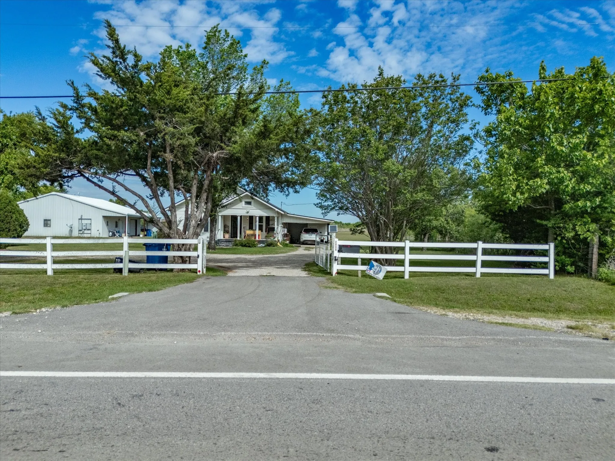 Single Family Residence For Sale in Ellis County , 2414 E Ennis Avenue A, Ennis, Texas 75119, 2 Bedroom, 1 Bathroom, Garage spaces, 1,076 Sqft, built in 1945, mls#21233183, Real Estate Agent in Ennis, Homes For Sale in Ellis county, Homes For Sale in Ennis, Realtor in Ennis Texas, Real Estate Brokerage Independent Realty Texas, Luminita Cordes Realtor