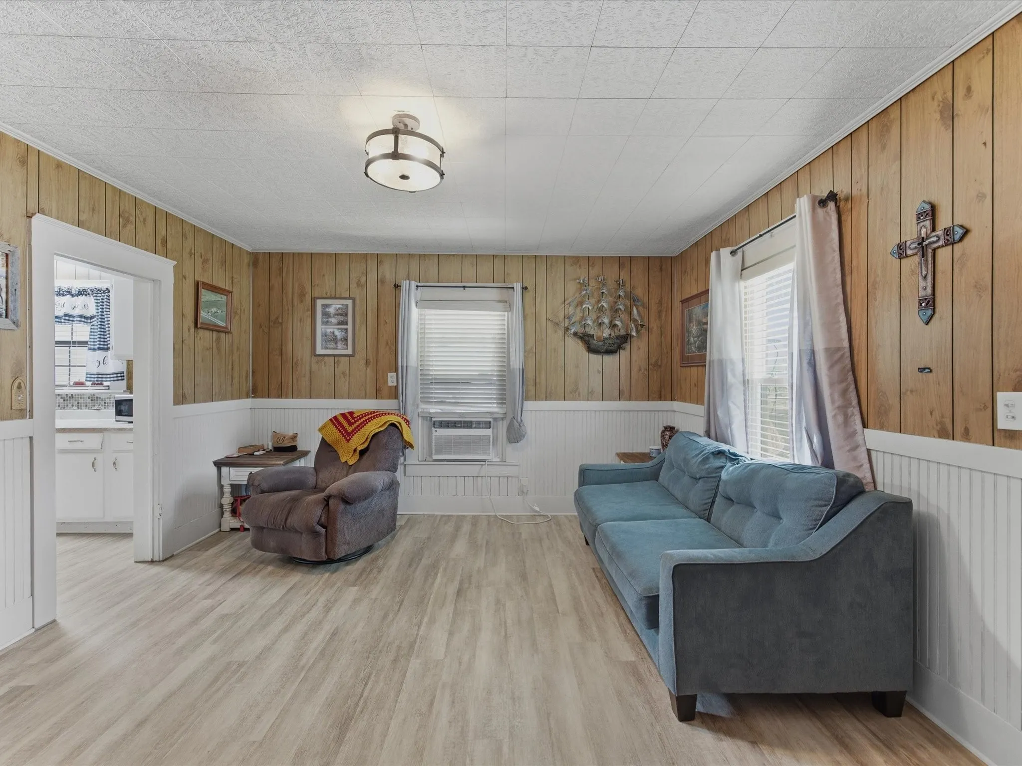 Single Family Residence For Sale in Ellis County , 2414 E Ennis Avenue A, Ennis, Texas 75119, 2 Bedroom, 1 Bathroom, Garage spaces, 1,076 Sqft, built in 1945, mls#21233183, Real Estate Agent in Ennis, Homes For Sale in Ellis county, Homes For Sale in Ennis, Realtor in Ennis Texas, Real Estate Brokerage Independent Realty Texas, Luminita Cordes Realtor