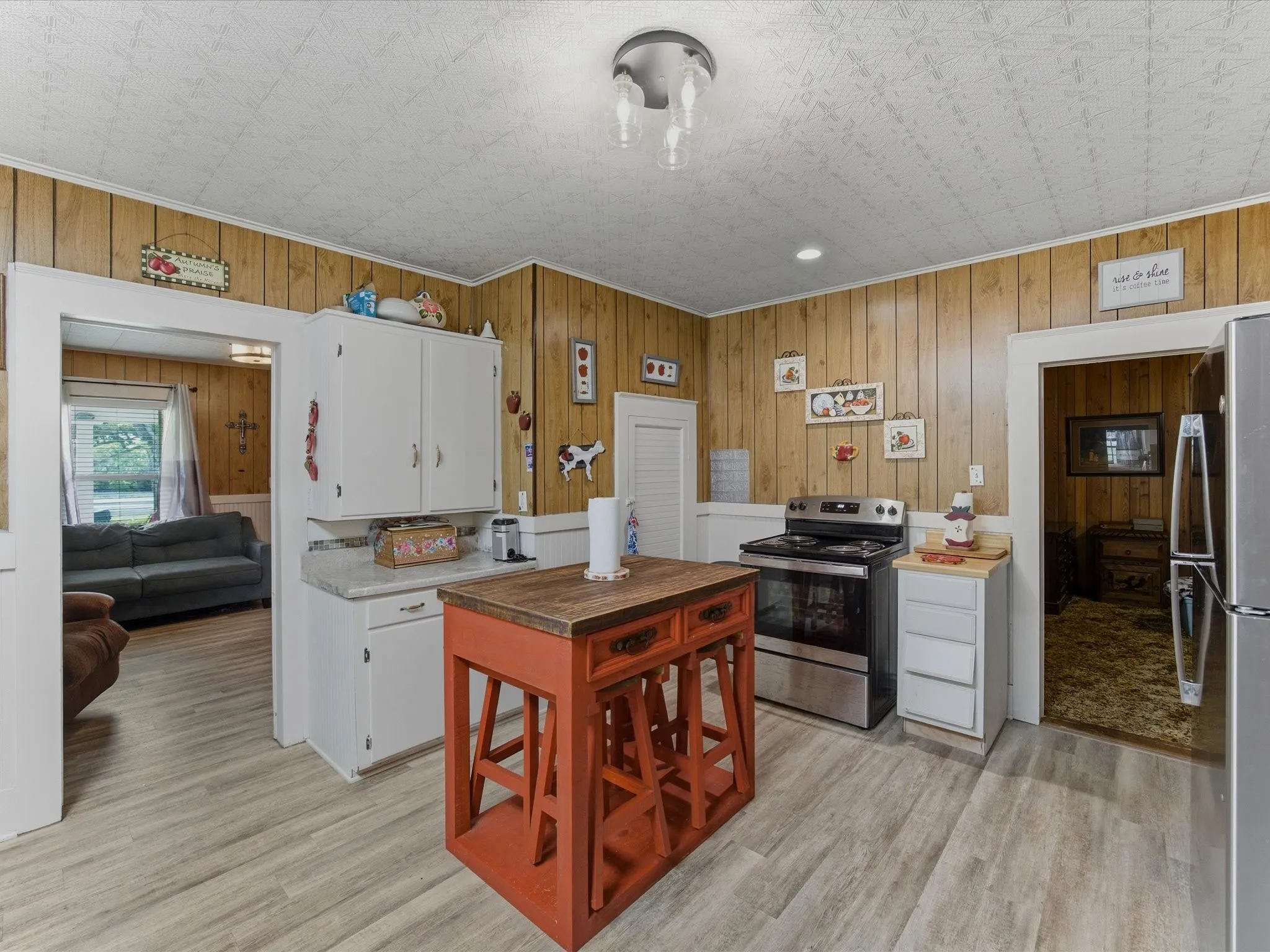 Single Family Residence For Sale in Ellis County , 2414 E Ennis Avenue A, Ennis, Texas 75119, 2 Bedroom, 1 Bathroom, Garage spaces, 1,076 Sqft, built in 1945, mls#21233183, Real Estate Agent in Ennis, Homes For Sale in Ellis county, Homes For Sale in Ennis, Realtor in Ennis Texas, Real Estate Brokerage Independent Realty Texas, Luminita Cordes Realtor