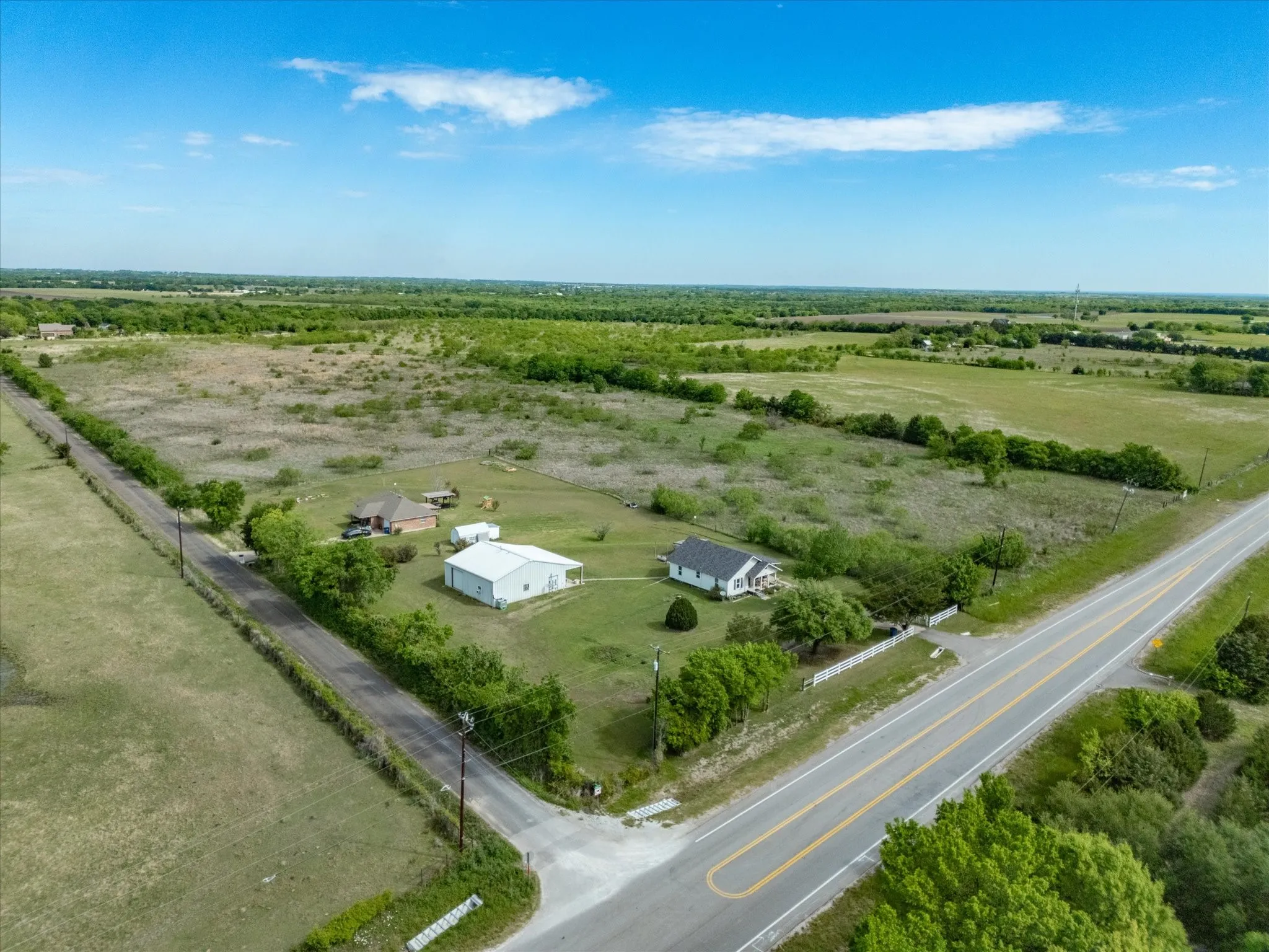 Single Family Residence For Sale in Ellis County , 2414 E Ennis Avenue A, Ennis, Texas 75119, 2 Bedroom, 1 Bathroom, Garage spaces, 1,076 Sqft, built in 1945, mls#21233183, Real Estate Agent in Ennis, Homes For Sale in Ellis county, Homes For Sale in Ennis, Realtor in Ennis Texas, Real Estate Brokerage Independent Realty Texas, Luminita Cordes Realtor