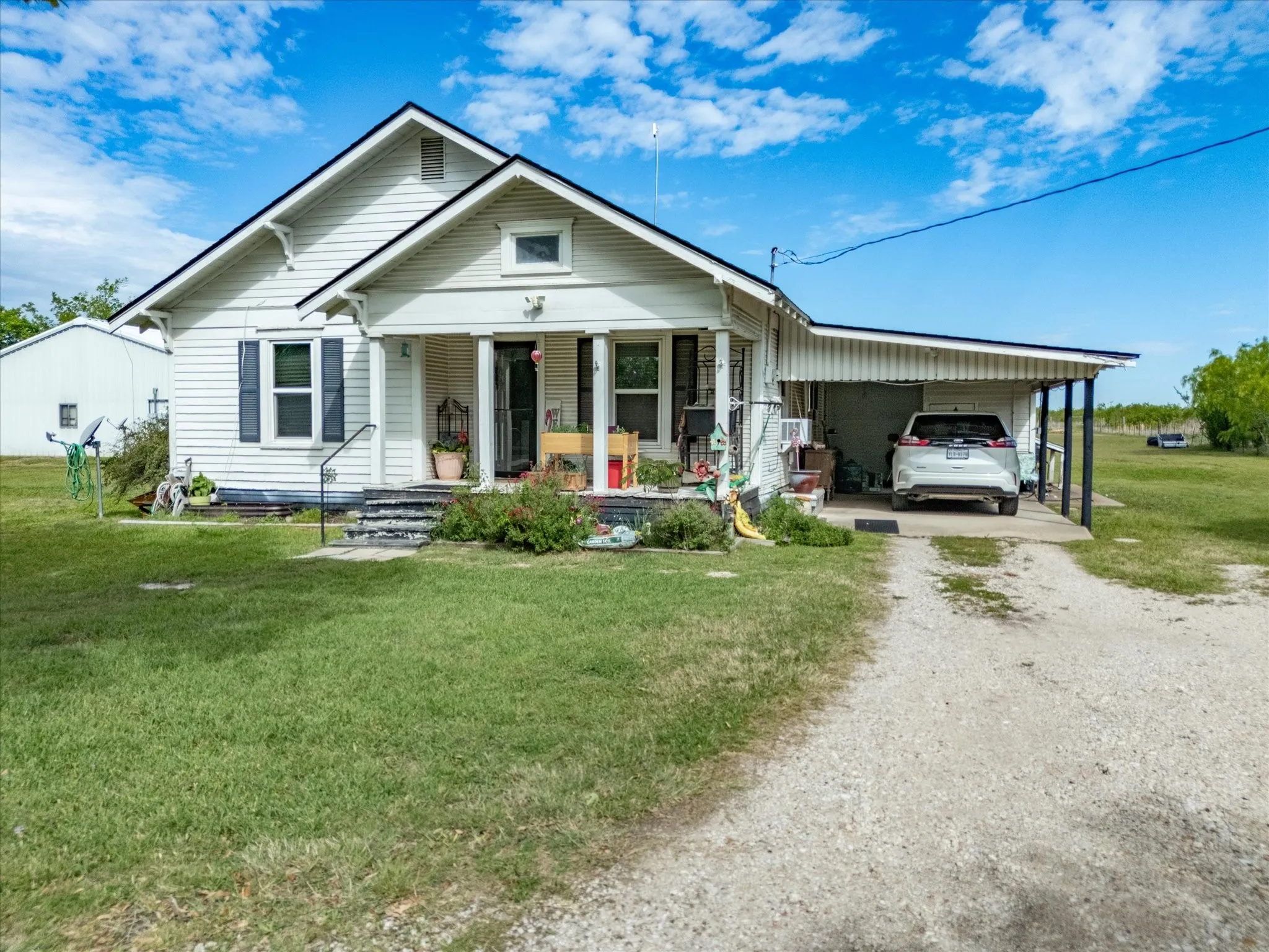 Single Family Residence For Sale in Ellis County , 2414 E Ennis Avenue A, Ennis, Texas 75119, 2 Bedroom, 1 Bathroom, Garage spaces, 1,076 Sqft, built in 1945, mls#21233183, Real Estate Agent in Ennis, Homes For Sale in Ellis county, Homes For Sale in Ennis, Realtor in Ennis Texas, Real Estate Brokerage Independent Realty Texas, Luminita Cordes Realtor