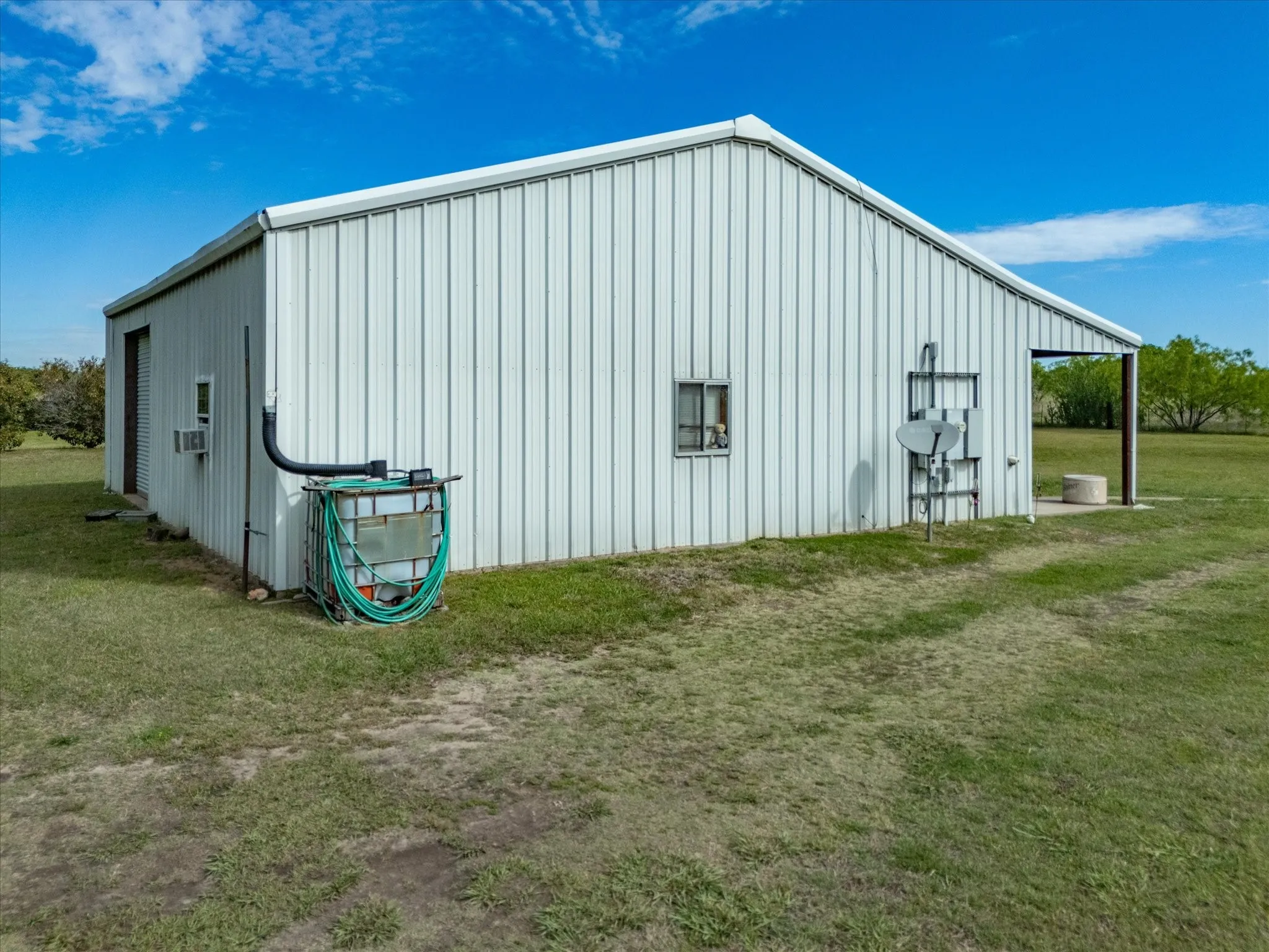 Single Family Residence For Sale in Ellis County , 2414 E Ennis Avenue A, Ennis, Texas 75119, 2 Bedroom, 1 Bathroom, Garage spaces, 1,076 Sqft, built in 1945, mls#21233183, Real Estate Agent in Ennis, Homes For Sale in Ellis county, Homes For Sale in Ennis, Realtor in Ennis Texas, Real Estate Brokerage Independent Realty Texas, Luminita Cordes Realtor