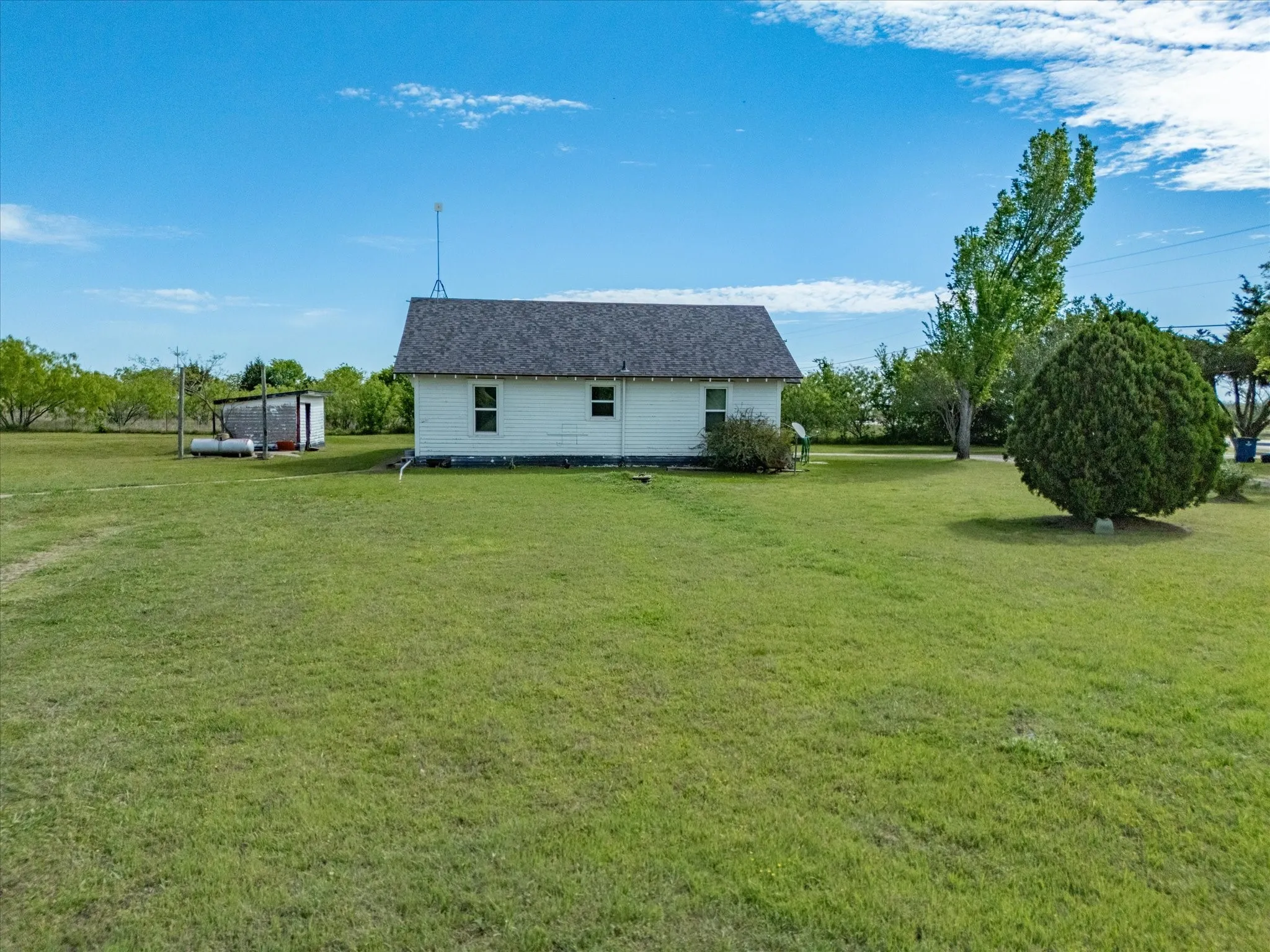 Single Family Residence For Sale in Ellis County , 2414 E Ennis Avenue A, Ennis, Texas 75119, 2 Bedroom, 1 Bathroom, Garage spaces, 1,076 Sqft, built in 1945, mls#21233183, Real Estate Agent in Ennis, Homes For Sale in Ellis county, Homes For Sale in Ennis, Realtor in Ennis Texas, Real Estate Brokerage Independent Realty Texas, Luminita Cordes Realtor