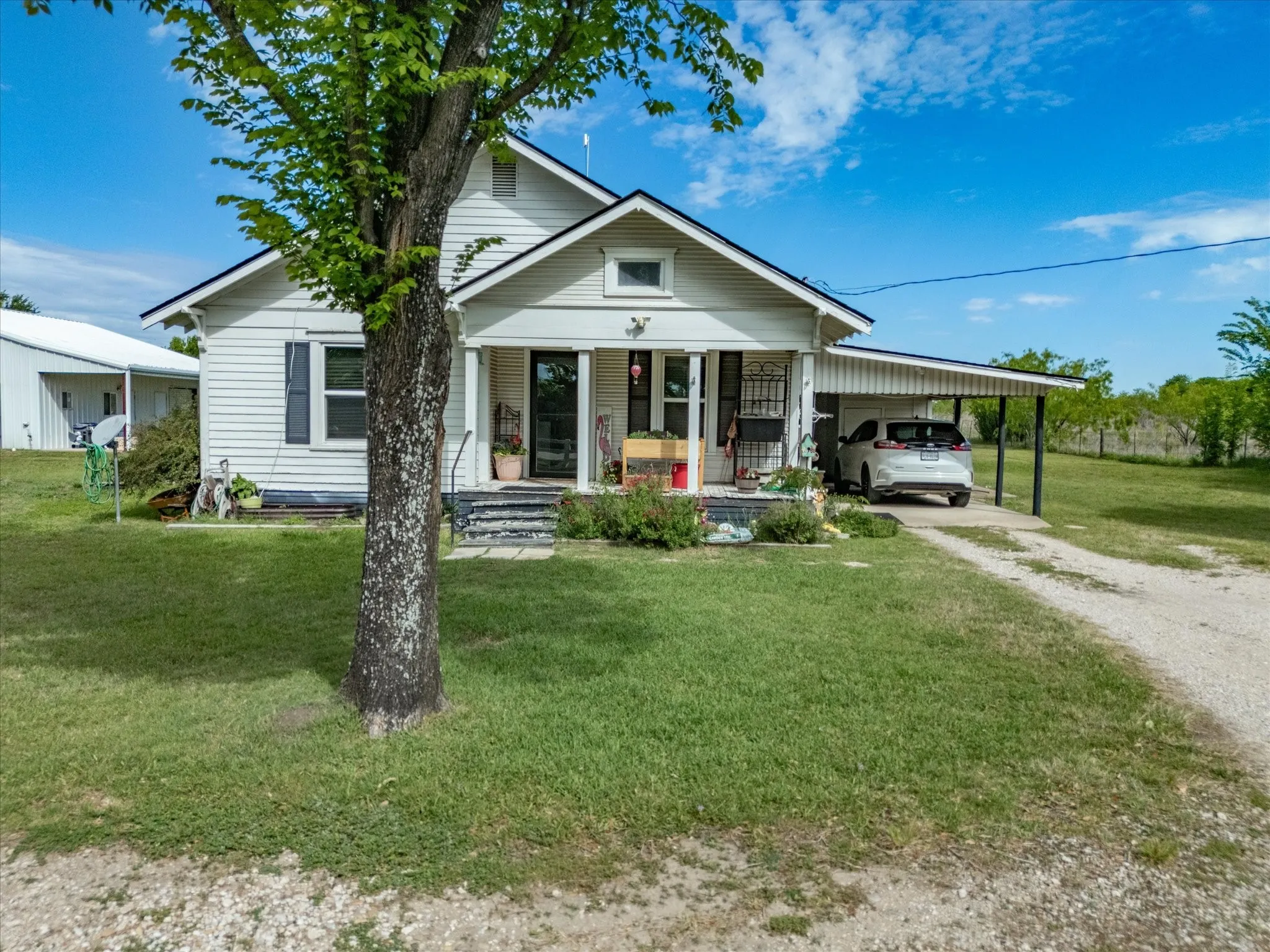 Single Family Residence For Sale in Ellis County , 2414 E Ennis Avenue A, Ennis, Texas 75119, 2 Bedroom, 1 Bathroom, Garage spaces, 1,076 Sqft, built in 1945, mls#21233183, Real Estate Agent in Ennis, Homes For Sale in Ellis county, Homes For Sale in Ennis, Realtor in Ennis Texas, Real Estate Brokerage Independent Realty Texas, Luminita Cordes Realtor