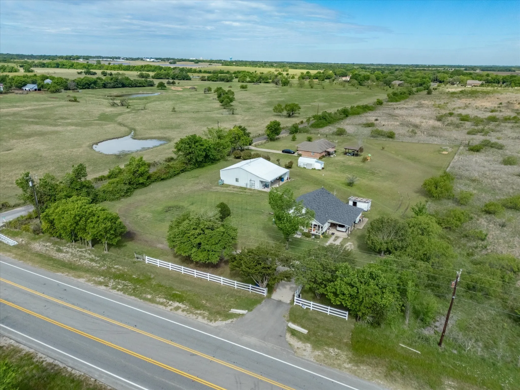 Single Family Residence For Sale in Ellis County , 2414 E Ennis Avenue A, Ennis, Texas 75119, 2 Bedroom, 1 Bathroom, Garage spaces, 1,076 Sqft, built in 1945, mls#21233183, Real Estate Agent in Ennis, Homes For Sale in Ellis county, Homes For Sale in Ennis, Realtor in Ennis Texas, Real Estate Brokerage Independent Realty Texas, Luminita Cordes Realtor