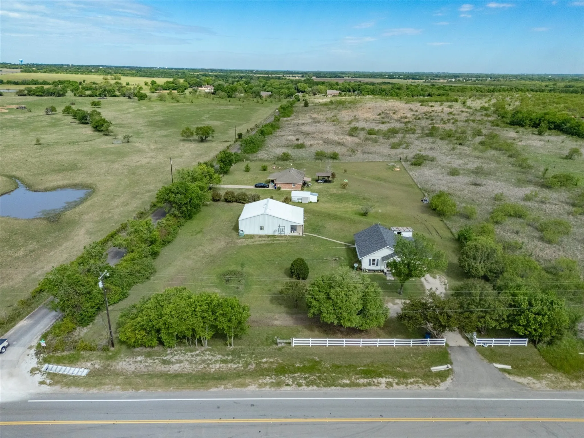 Single Family Residence For Sale in Ellis County , 2414 E Ennis Avenue A, Ennis, Texas 75119, 2 Bedroom, 1 Bathroom, Garage spaces, 1,076 Sqft, built in 1945, mls#21233183, Real Estate Agent in Ennis, Homes For Sale in Ellis county, Homes For Sale in Ennis, Realtor in Ennis Texas, Real Estate Brokerage Independent Realty Texas, Luminita Cordes Realtor