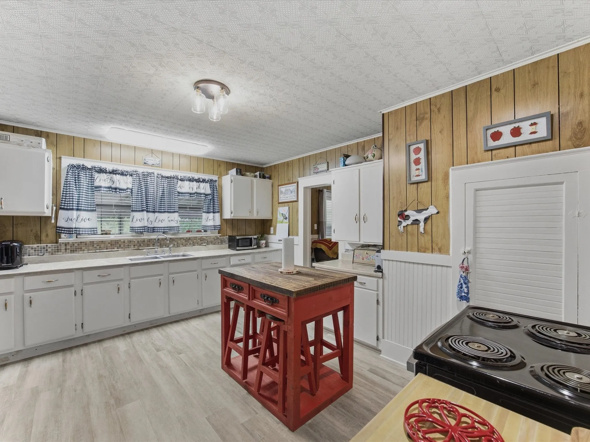 Single Family Residence For Sale in Ellis County , 2414 E Ennis Avenue A, Ennis, Texas 75119, 2 Bedroom, 1 Bathroom, Garage spaces, 1,076 Sqft, built in 1945, mls#21233183, Real Estate Agent in Ennis, Homes For Sale in Ellis county, Homes For Sale in Ennis, Realtor in Ennis Texas, Real Estate Brokerage Independent Realty Texas, Luminita Cordes Realtor