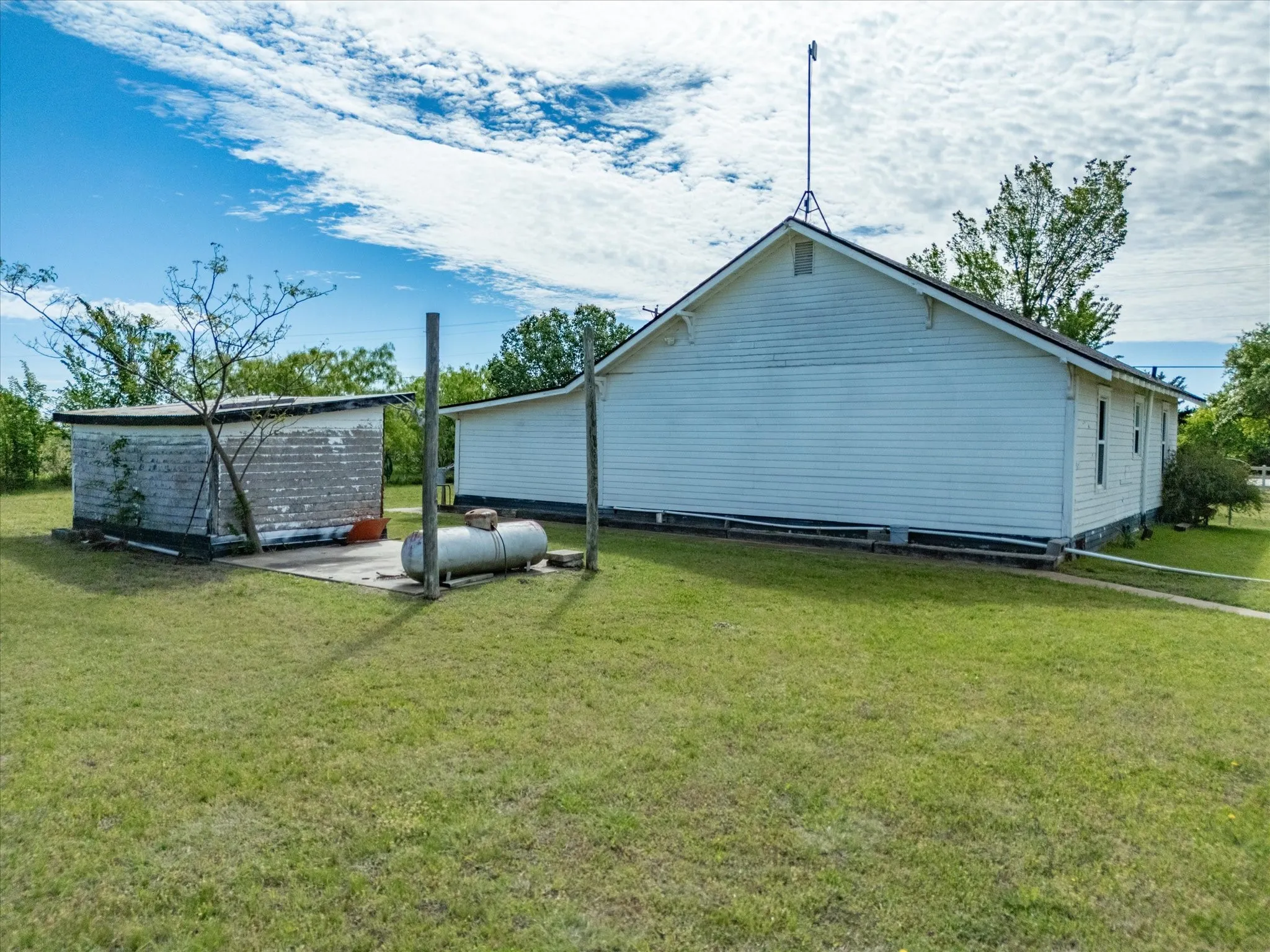 Single Family Residence For Sale in Ellis County , 2414 E Ennis Avenue A, Ennis, Texas 75119, 2 Bedroom, 1 Bathroom, Garage spaces, 1,076 Sqft, built in 1945, mls#21233183, Real Estate Agent in Ennis, Homes For Sale in Ellis county, Homes For Sale in Ennis, Realtor in Ennis Texas, Real Estate Brokerage Independent Realty Texas, Luminita Cordes Realtor