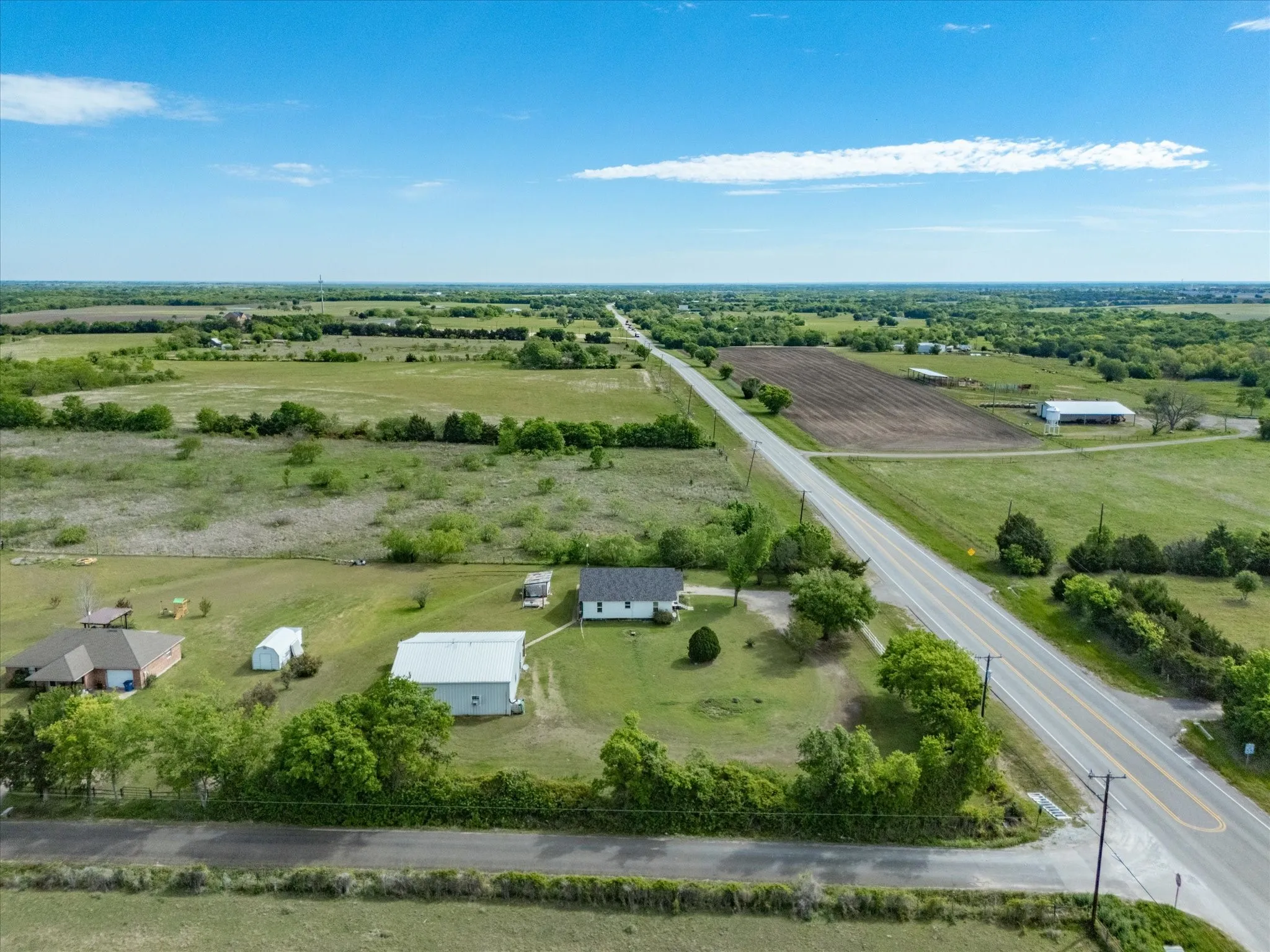 Single Family Residence For Sale in Ellis County , 2414 E Ennis Avenue A, Ennis, Texas 75119, 2 Bedroom, 1 Bathroom, Garage spaces, 1,076 Sqft, built in 1945, mls#21233183, Real Estate Agent in Ennis, Homes For Sale in Ellis county, Homes For Sale in Ennis, Realtor in Ennis Texas, Real Estate Brokerage Independent Realty Texas, Luminita Cordes Realtor