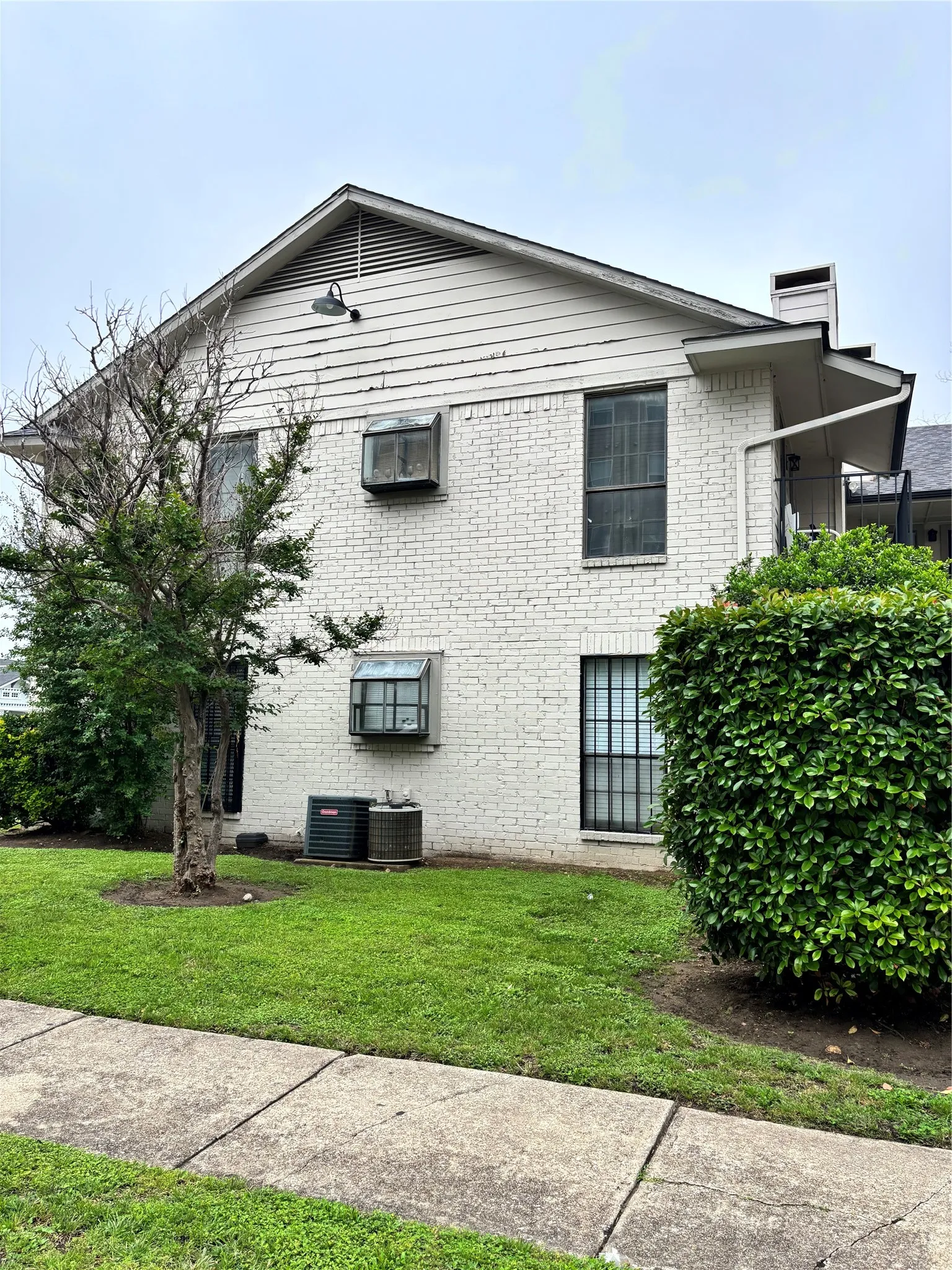 Condominium For Sale in Dallas County , 1603 N Garrett Avenue 100, Dallas, Texas 75206, 1 Bedroom, 1 Bathroom, Garage spaces, 568 Sqft, built in 1982, Preowned, mls#21231546, Real Estate Agent in Dallas, Homes For Sale in Dallas county, Homes For Sale in Dallas, Realtor in Dallas Texas, Real Estate Brokerage Independent Realty Texas, Luminita Cordes Realtor