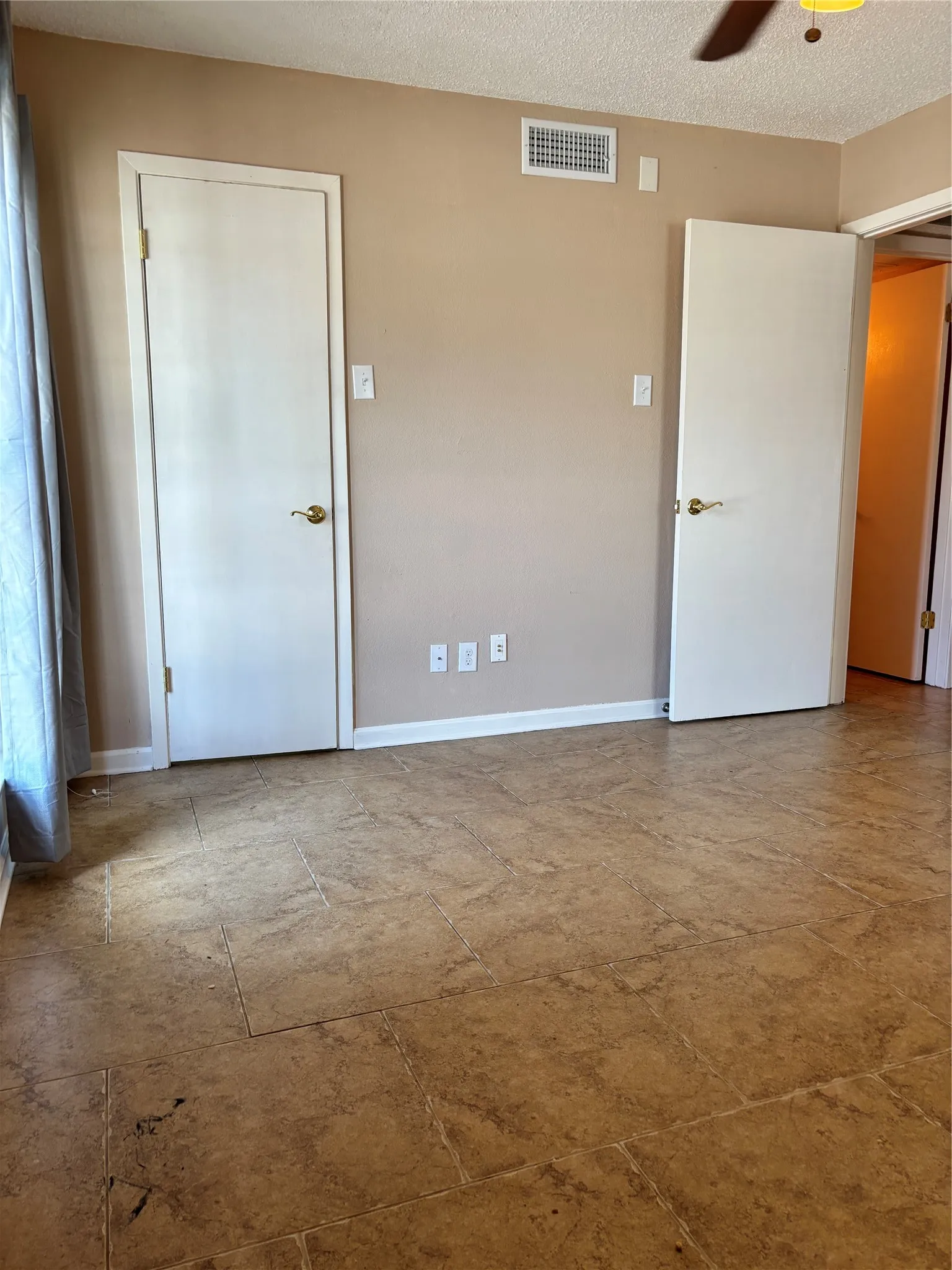Condominium For Sale in Dallas County , 1603 N Garrett Avenue 100, Dallas, Texas 75206, 1 Bedroom, 1 Bathroom, Garage spaces, 568 Sqft, built in 1982, Preowned, mls#21231546, Real Estate Agent in Dallas, Homes For Sale in Dallas county, Homes For Sale in Dallas, Realtor in Dallas Texas, Real Estate Brokerage Independent Realty Texas, Luminita Cordes Realtor