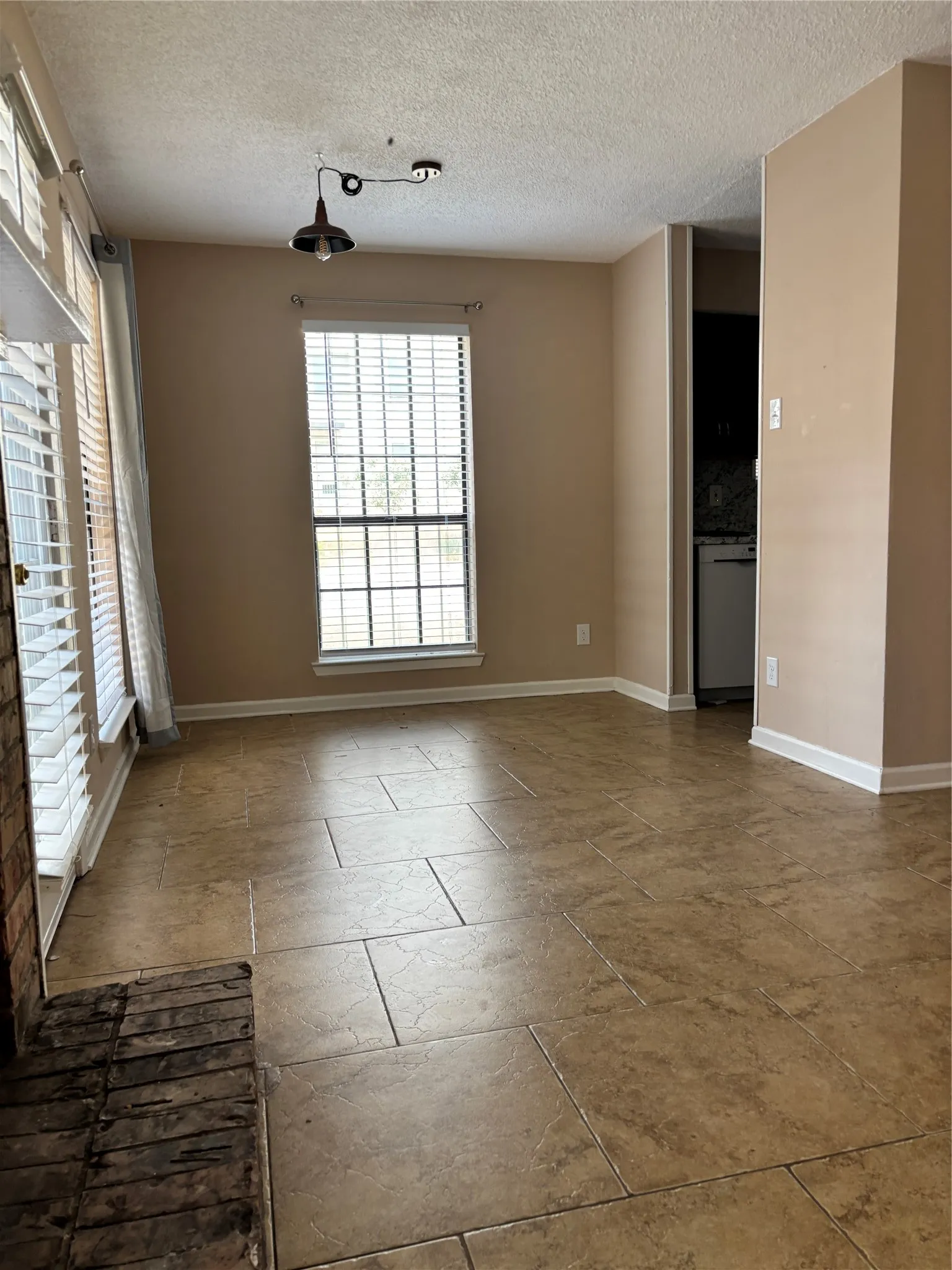Condominium For Sale in Dallas County , 1603 N Garrett Avenue 100, Dallas, Texas 75206, 1 Bedroom, 1 Bathroom, Garage spaces, 568 Sqft, built in 1982, Preowned, mls#21231546, Real Estate Agent in Dallas, Homes For Sale in Dallas county, Homes For Sale in Dallas, Realtor in Dallas Texas, Real Estate Brokerage Independent Realty Texas, Luminita Cordes Realtor