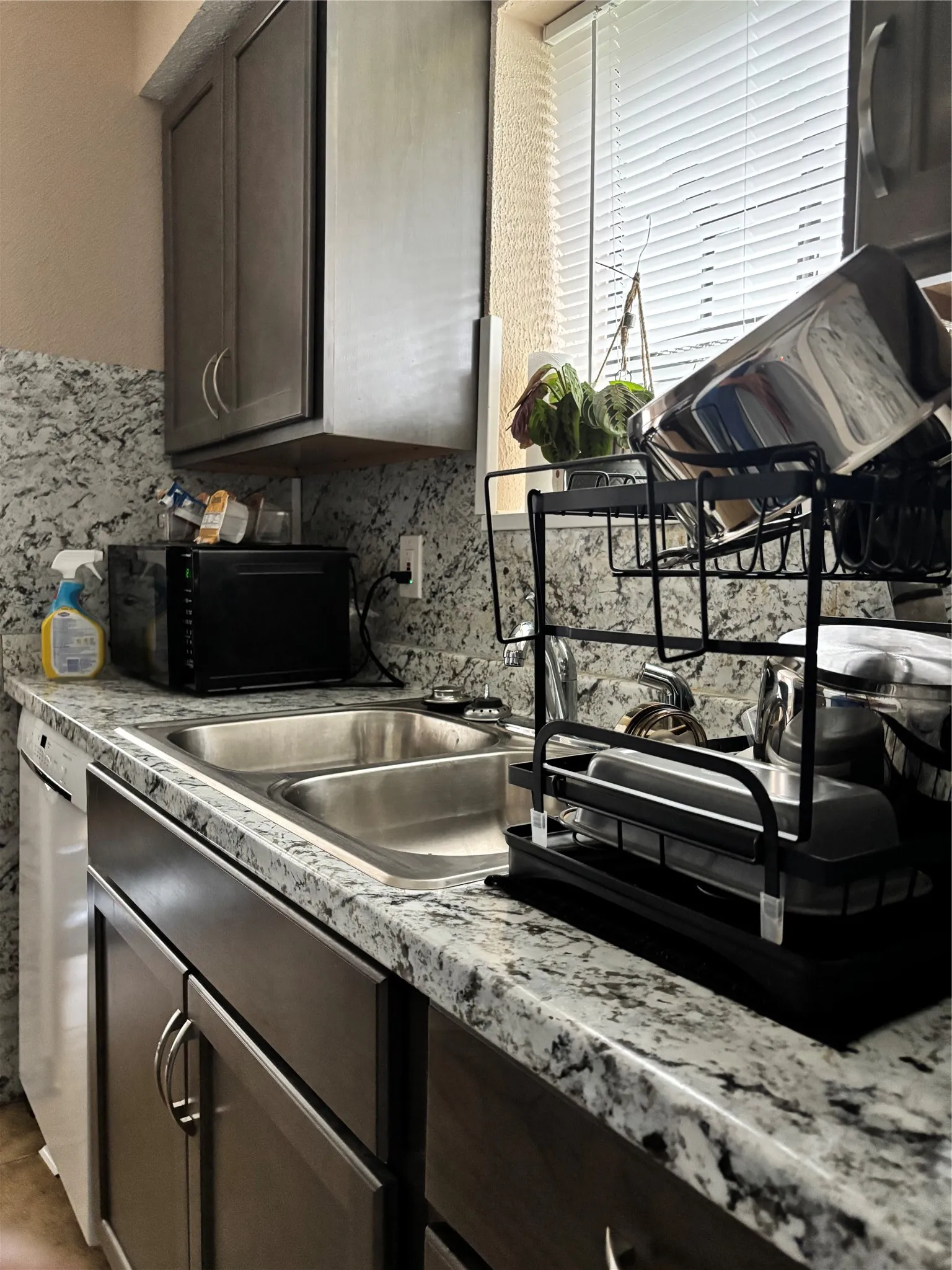 Condominium For Sale in Dallas County , 1603 N Garrett Avenue 100, Dallas, Texas 75206, 1 Bedroom, 1 Bathroom, Garage spaces, 568 Sqft, built in 1982, Preowned, mls#21231546, Real Estate Agent in Dallas, Homes For Sale in Dallas county, Homes For Sale in Dallas, Realtor in Dallas Texas, Real Estate Brokerage Independent Realty Texas, Luminita Cordes Realtor