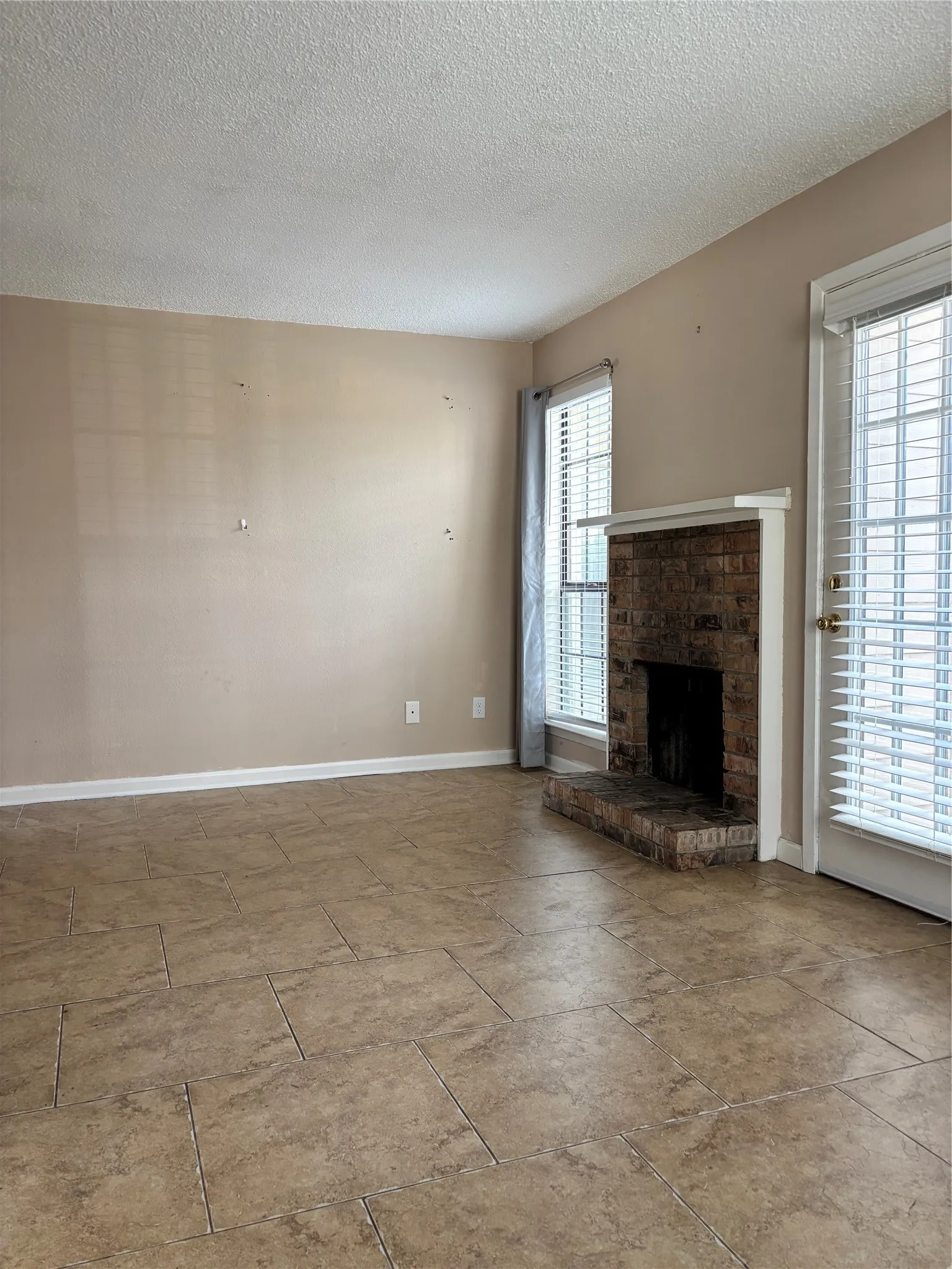 Condominium For Sale in Dallas County , 1603 N Garrett Avenue 100, Dallas, Texas 75206, 1 Bedroom, 1 Bathroom, Garage spaces, 568 Sqft, built in 1982, Preowned, mls#21231546, Real Estate Agent in Dallas, Homes For Sale in Dallas county, Homes For Sale in Dallas, Realtor in Dallas Texas, Real Estate Brokerage Independent Realty Texas, Luminita Cordes Realtor