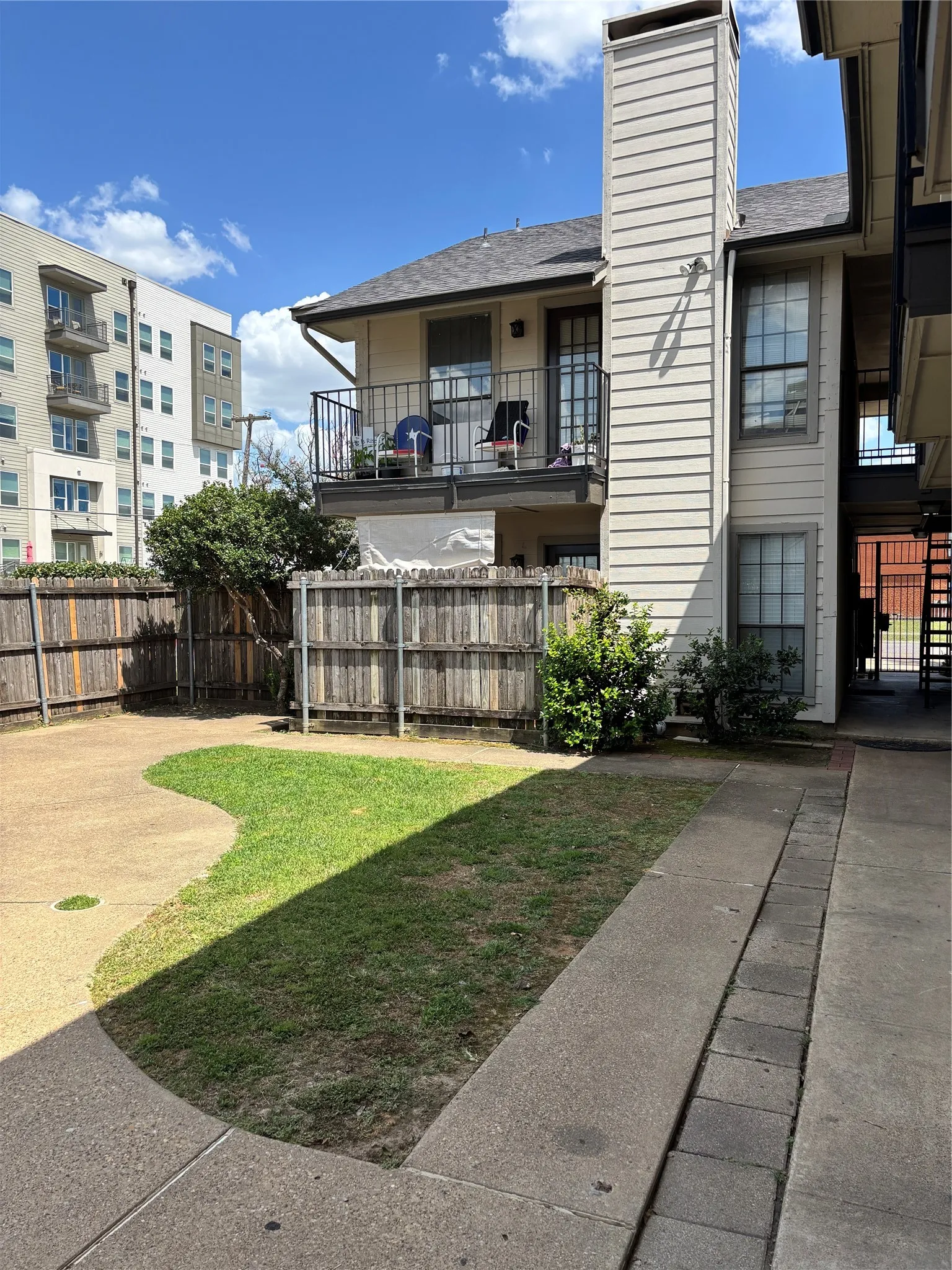 Condominium For Sale in Dallas County , 1603 N Garrett Avenue 100, Dallas, Texas 75206, 1 Bedroom, 1 Bathroom, Garage spaces, 568 Sqft, built in 1982, Preowned, mls#21231546, Real Estate Agent in Dallas, Homes For Sale in Dallas county, Homes For Sale in Dallas, Realtor in Dallas Texas, Real Estate Brokerage Independent Realty Texas, Luminita Cordes Realtor