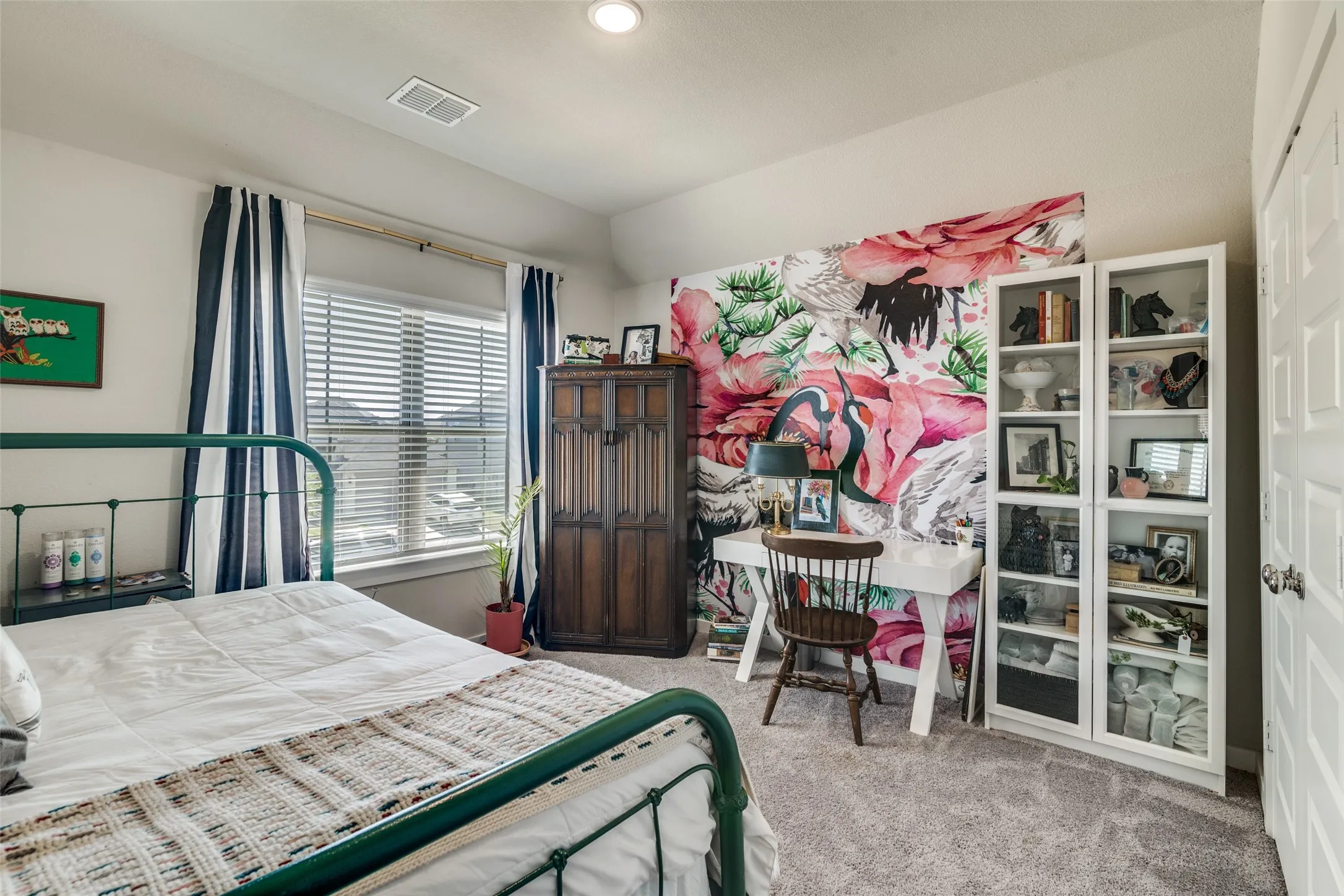 Secondary bedroom.