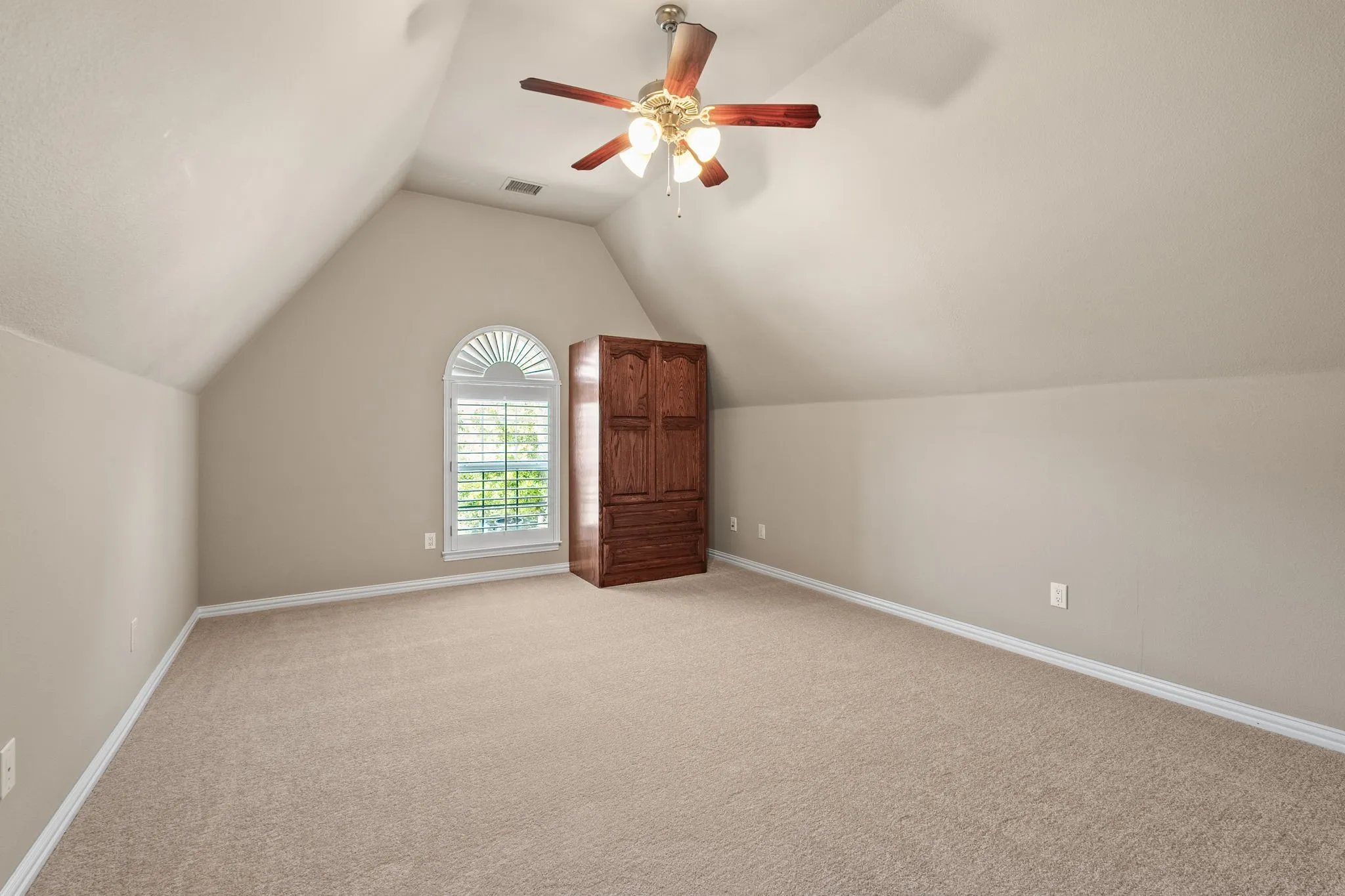 Single Family Residence For Sale in Dallas County , 6 Kilchurn, Garland, Texas 75044, 5 Bedroom, 6 Bathroom, 3 Garage spaces, 5,267 Sqft, built in 2004, Preowned, mls#21233376, Real Estate Agent in Garland, Homes For Sale in Dallas county, Homes For Sale in Garland, Realtor in Garland Texas, Real Estate Brokerage Independent Realty Texas, Luminita Cordes Realtor