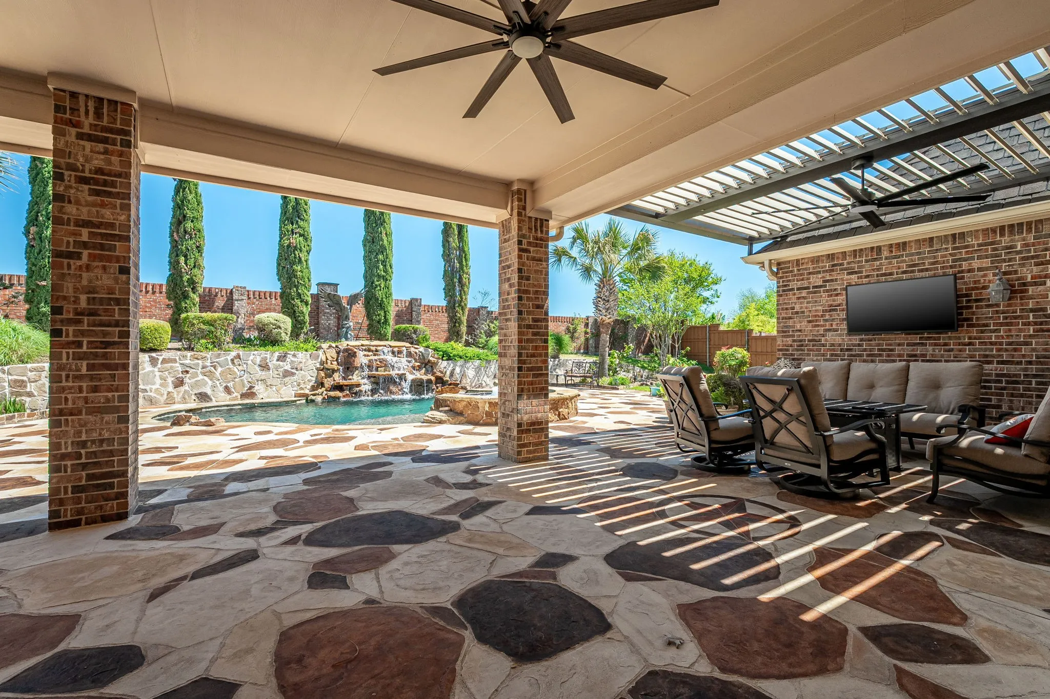 Single Family Residence For Sale in Dallas County , 6 Kilchurn, Garland, Texas 75044, 5 Bedroom, 6 Bathroom, 3 Garage spaces, 5,267 Sqft, built in 2004, Preowned, mls#21233376, Real Estate Agent in Garland, Homes For Sale in Dallas county, Homes For Sale in Garland, Realtor in Garland Texas, Real Estate Brokerage Independent Realty Texas, Luminita Cordes Realtor