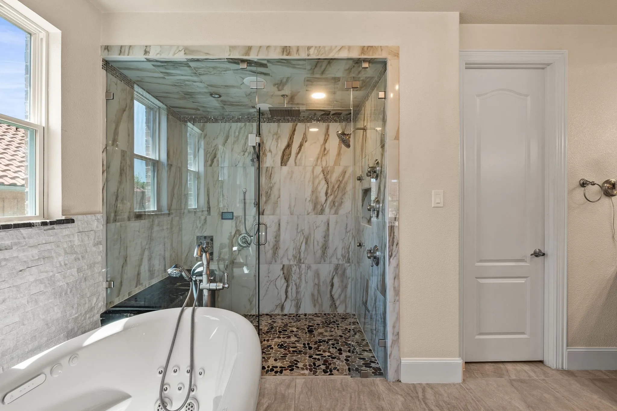 Single Family Residence For Sale in Dallas County , 6 Kilchurn, Garland, Texas 75044, 5 Bedroom, 6 Bathroom, 3 Garage spaces, 5,267 Sqft, built in 2004, Preowned, mls#21233376, Real Estate Agent in Garland, Homes For Sale in Dallas county, Homes For Sale in Garland, Realtor in Garland Texas, Real Estate Brokerage Independent Realty Texas, Luminita Cordes Realtor