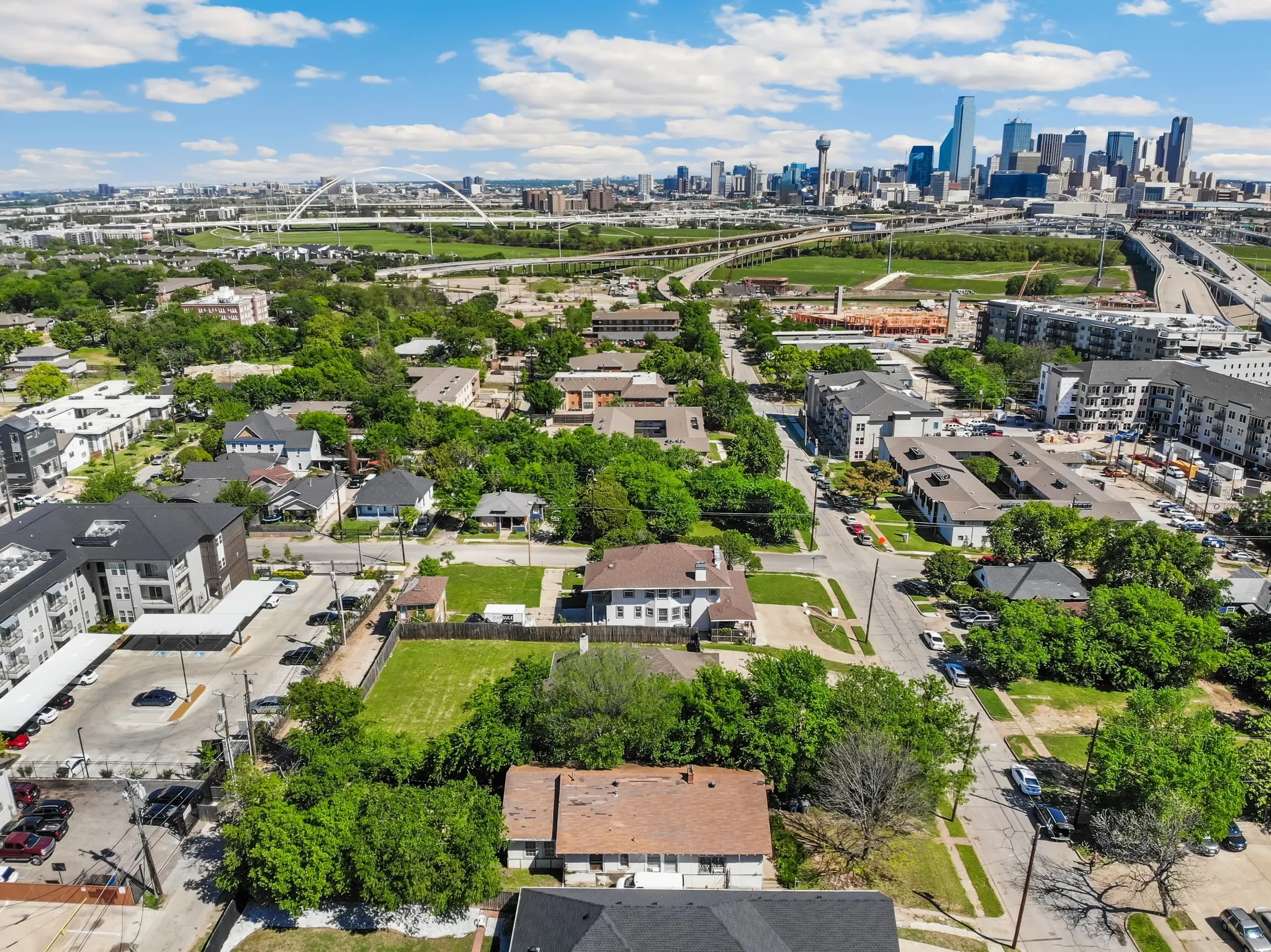 Single Family Residence For Sale in Dallas County , 613 N Ewing Avenue, Dallas, Texas 75203, 3 Bedroom, 2 Bathroom, Garage spaces, 2,253 Sqft, built in 1901, Price $599,000, mls#21234717, Real Estate Agent in Dallas, Homes For Sale in Dallas county, Homes For Sale in Dallas, Realtor in Dallas Texas, Real Estate Brokerage Independent Realty Texas, Luminita Cordes Realtor