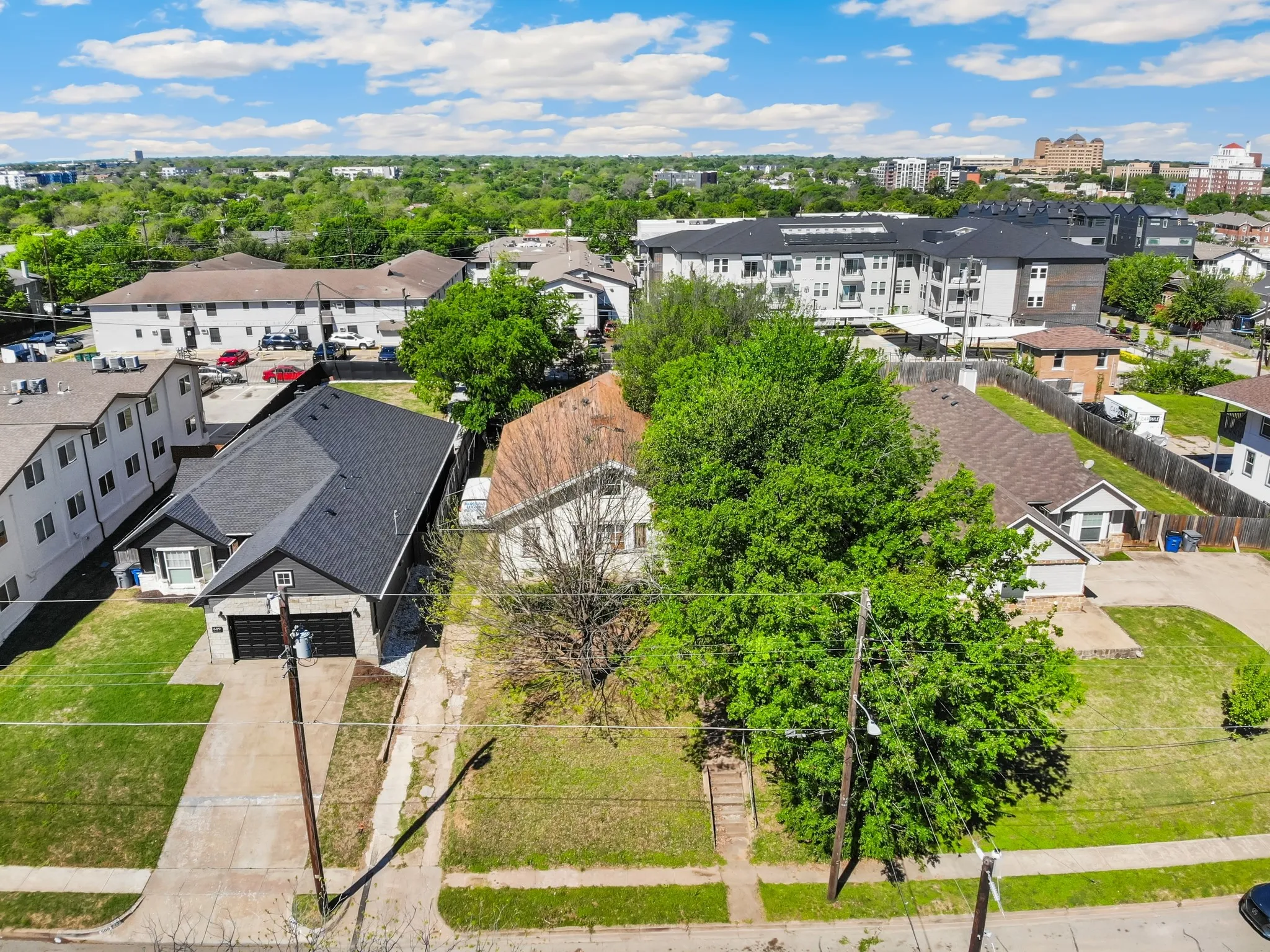Single Family Residence For Sale in Dallas County , 613 N Ewing Avenue, Dallas, Texas 75203, 3 Bedroom, 2 Bathroom, Garage spaces, 2,253 Sqft, built in 1901, Price $599,000, mls#21234717, Real Estate Agent in Dallas, Homes For Sale in Dallas county, Homes For Sale in Dallas, Realtor in Dallas Texas, Real Estate Brokerage Independent Realty Texas, Luminita Cordes Realtor