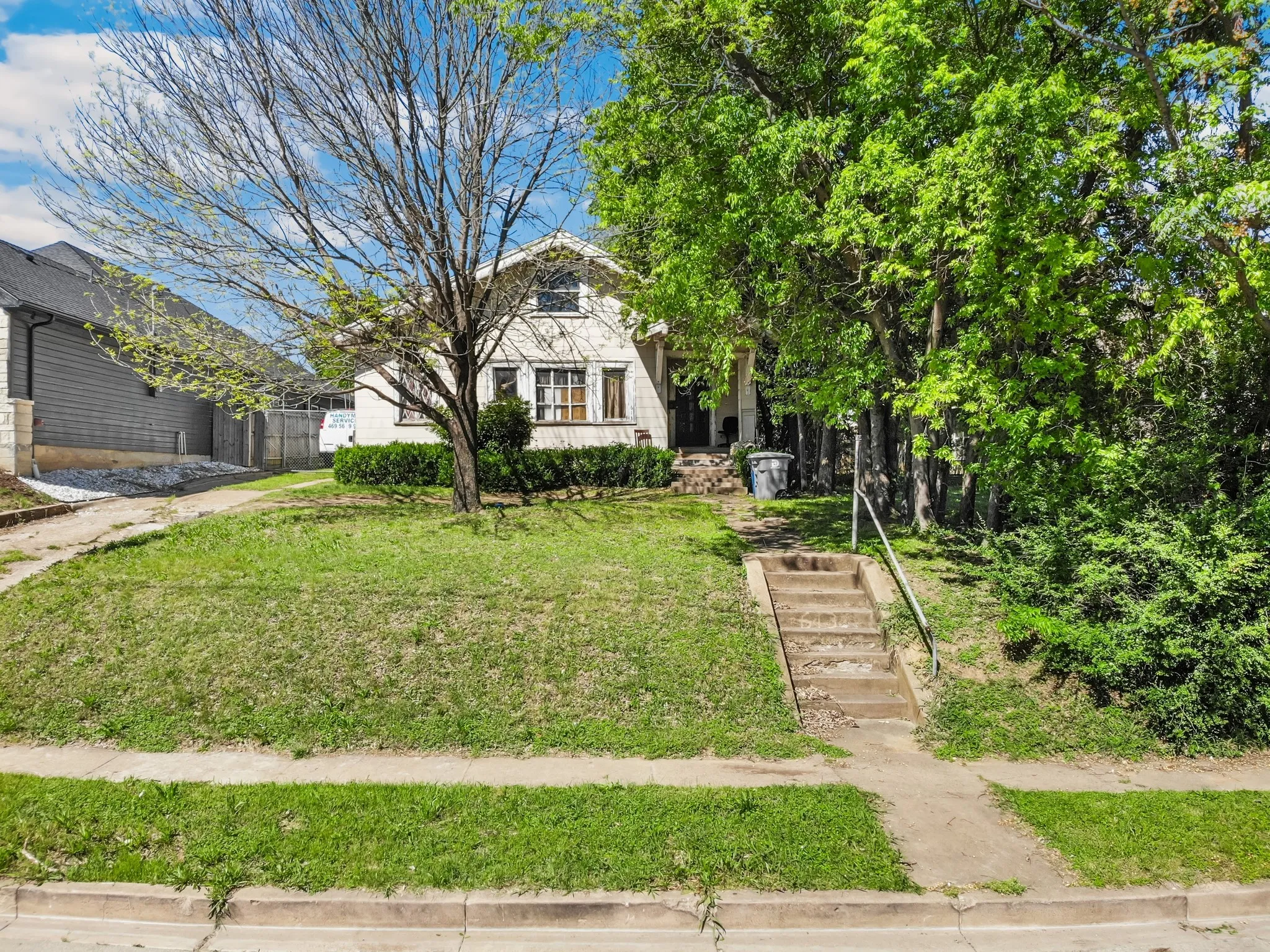 Single Family Residence For Sale in Dallas County , 613 N Ewing Avenue, Dallas, Texas 75203, 3 Bedroom, 2 Bathroom, Garage spaces, 2,253 Sqft, built in 1901, Price $599,000, mls#21234717, Real Estate Agent in Dallas, Homes For Sale in Dallas county, Homes For Sale in Dallas, Realtor in Dallas Texas, Real Estate Brokerage Independent Realty Texas, Luminita Cordes Realtor