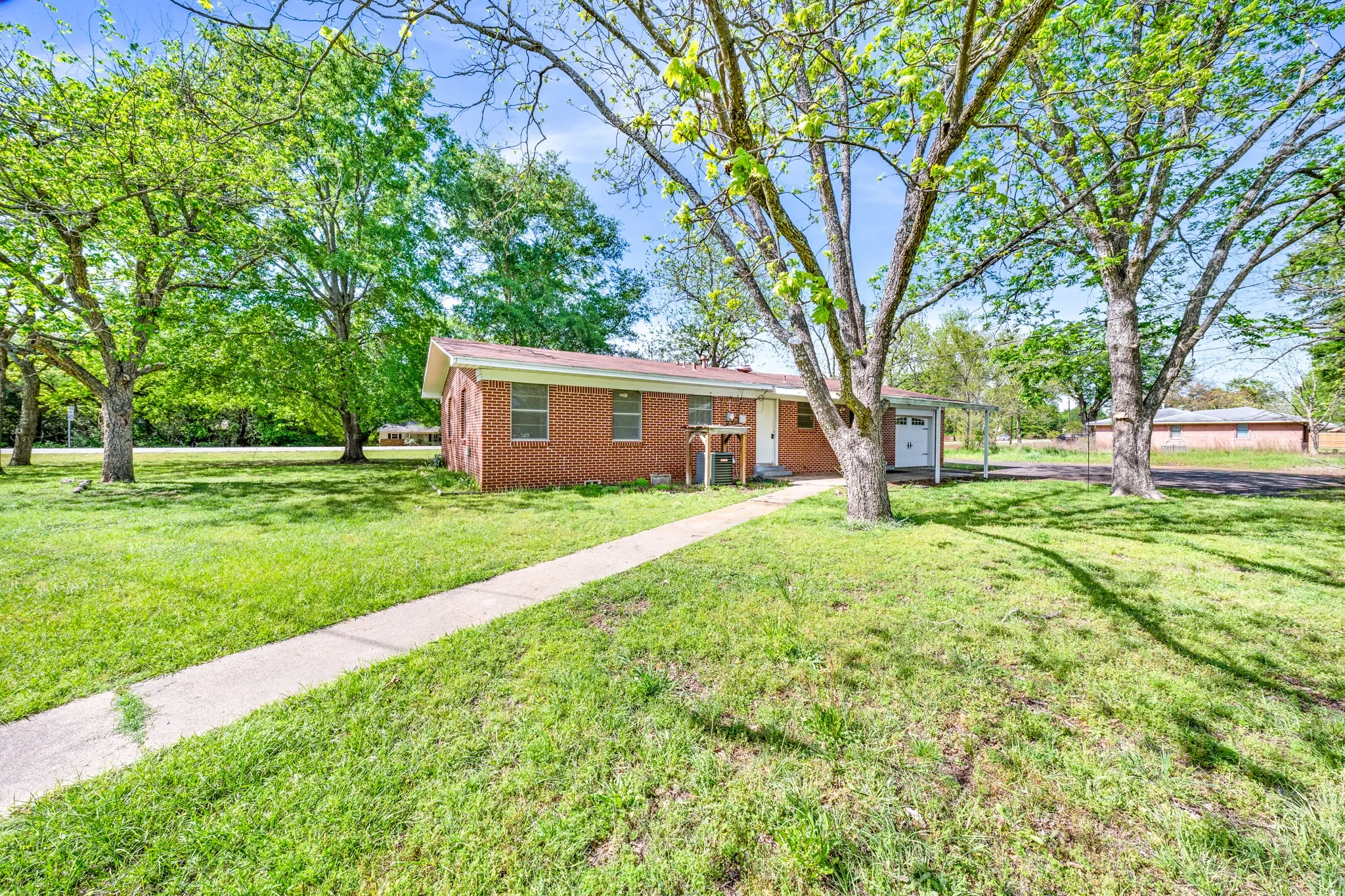 Single Family Residence For Sale in Wood County , 801 N Winnsboro Street, Quitman, Texas 75783, 3 Bedroom, 1 Bathroom, 1 Garage spaces, 1,358 Sqft, built in 0, Preowned, mls#21234700, Real Estate Agent in Quitman, Homes For Sale in Wood county, Homes For Sale in Quitman, Realtor in Quitman Texas, Real Estate Brokerage Independent Realty Texas, Luminita Cordes Realtor