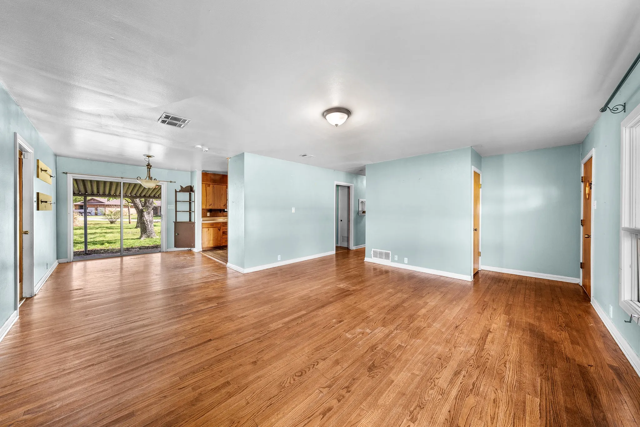 Single Family Residence For Sale in Wood County , 801 N Winnsboro Street, Quitman, Texas 75783, 3 Bedroom, 1 Bathroom, 1 Garage spaces, 1,358 Sqft, built in 0, Preowned, mls#21234700, Real Estate Agent in Quitman, Homes For Sale in Wood county, Homes For Sale in Quitman, Realtor in Quitman Texas, Real Estate Brokerage Independent Realty Texas, Luminita Cordes Realtor