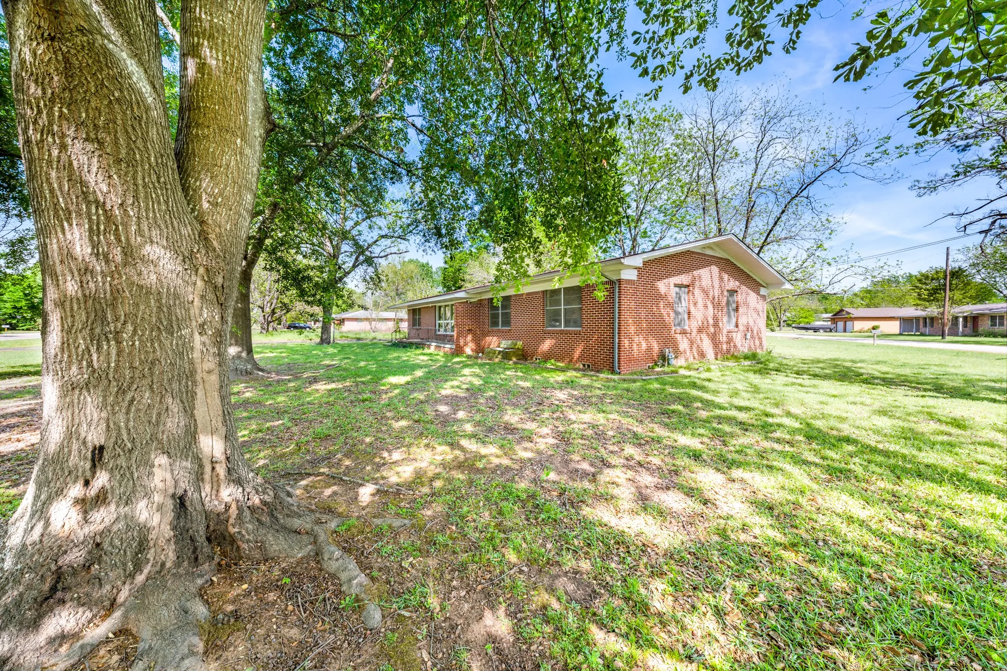Single Family Residence For Sale in Wood County , 801 N Winnsboro Street, Quitman, Texas 75783, 3 Bedroom, 1 Bathroom, 1 Garage spaces, 1,358 Sqft, built in 0, Preowned, mls#21234700, Real Estate Agent in Quitman, Homes For Sale in Wood county, Homes For Sale in Quitman, Realtor in Quitman Texas, Real Estate Brokerage Independent Realty Texas, Luminita Cordes Realtor