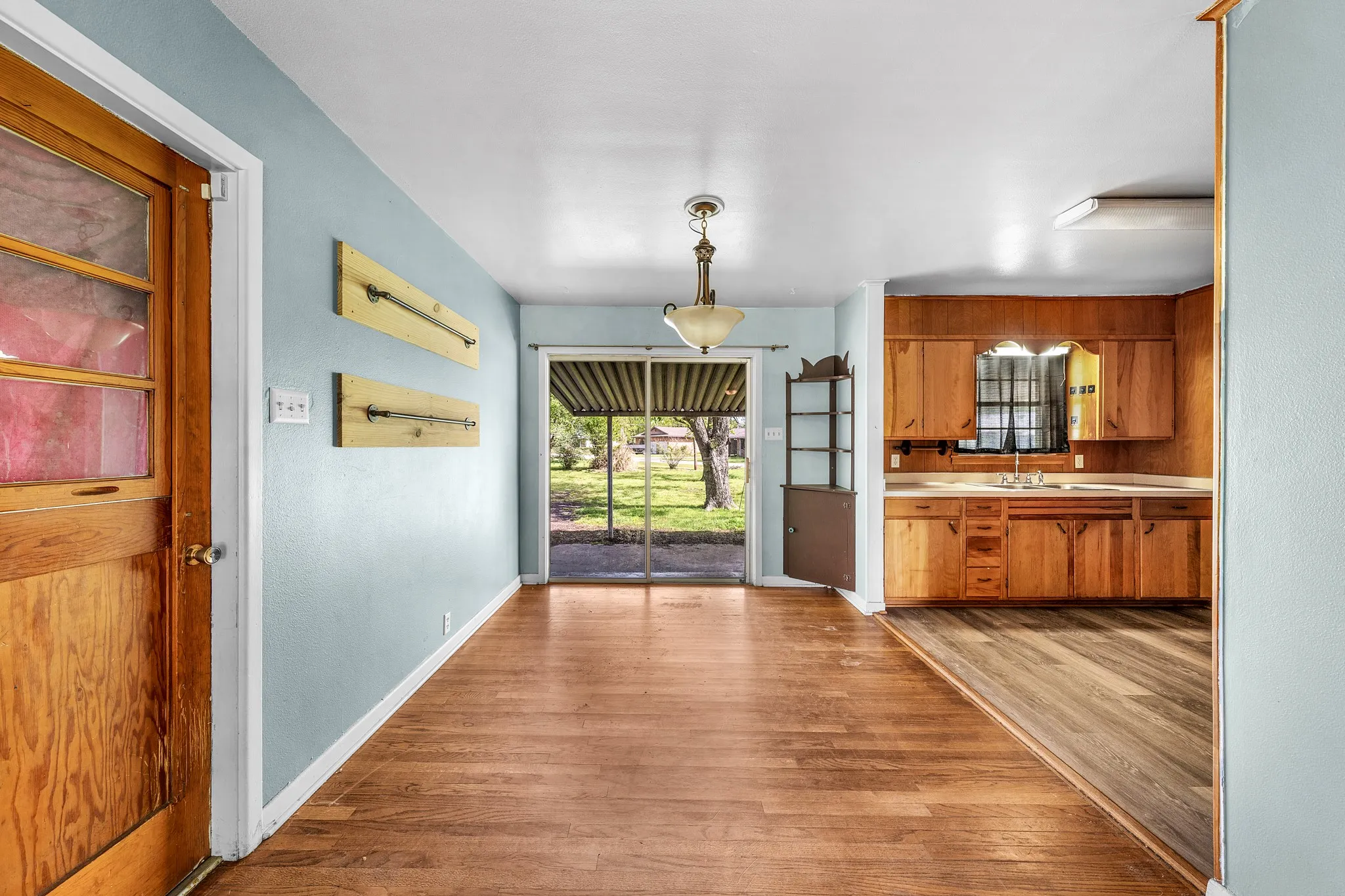 Single Family Residence For Sale in Wood County , 801 N Winnsboro Street, Quitman, Texas 75783, 3 Bedroom, 1 Bathroom, 1 Garage spaces, 1,358 Sqft, built in 0, Preowned, mls#21234700, Real Estate Agent in Quitman, Homes For Sale in Wood county, Homes For Sale in Quitman, Realtor in Quitman Texas, Real Estate Brokerage Independent Realty Texas, Luminita Cordes Realtor
