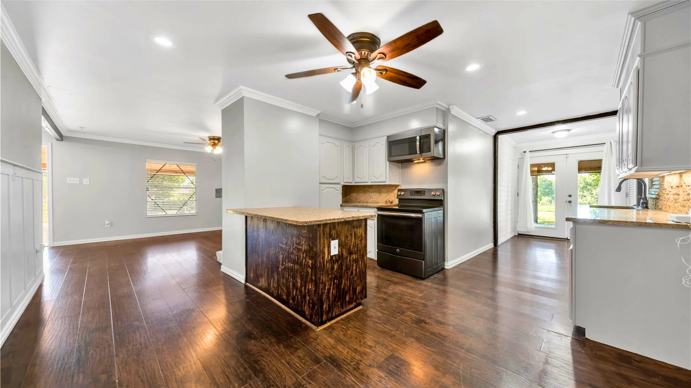 Single Family Residence For Sale in Dallas County , 1542 W Reindeer Road, Lancaster, Texas 75146, 3 Bedroom, 2 Bathroom, 2 Garage spaces, 1,372 Sqft, built in 1922, mls#21233961, Real Estate Agent in Lancaster, Homes For Sale in Dallas county, Homes For Sale in Lancaster, Realtor in Lancaster Texas, Real Estate Brokerage Independent Realty Texas, Luminita Cordes Realtor