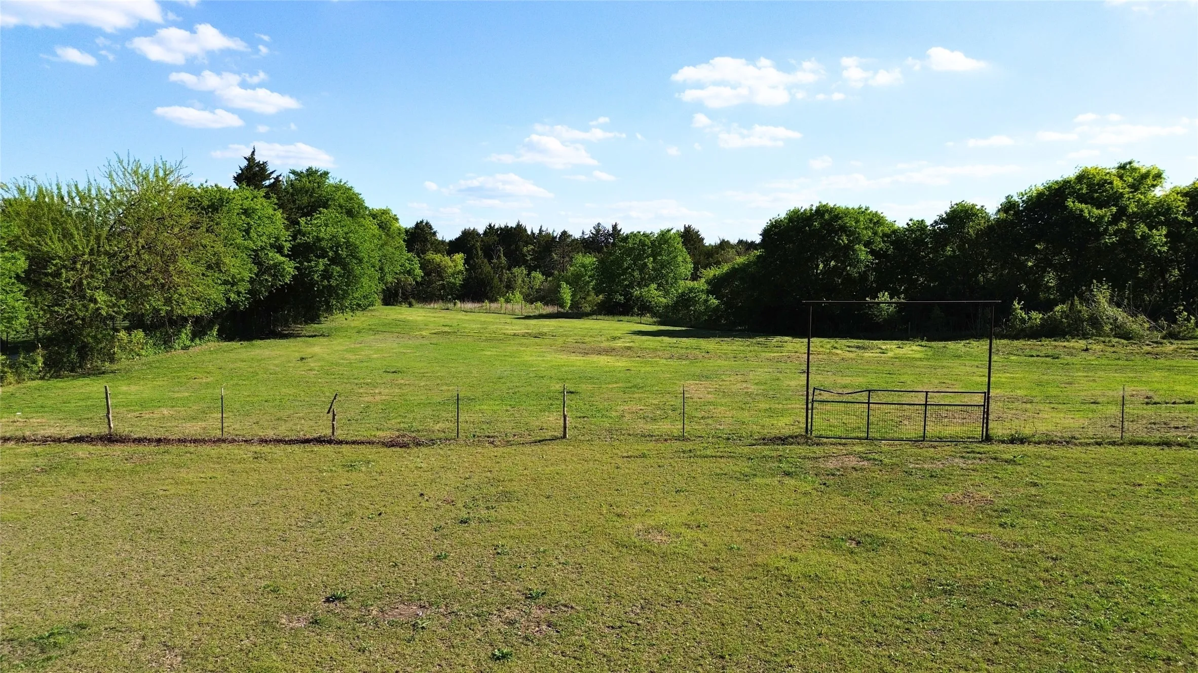 Single Family Residence For Sale in Dallas County , 1542 W Reindeer Road, Lancaster, Texas 75146, 3 Bedroom, 2 Bathroom, 2 Garage spaces, 1,372 Sqft, built in 1922, mls#21233961, Real Estate Agent in Lancaster, Homes For Sale in Dallas county, Homes For Sale in Lancaster, Realtor in Lancaster Texas, Real Estate Brokerage Independent Realty Texas, Luminita Cordes Realtor
