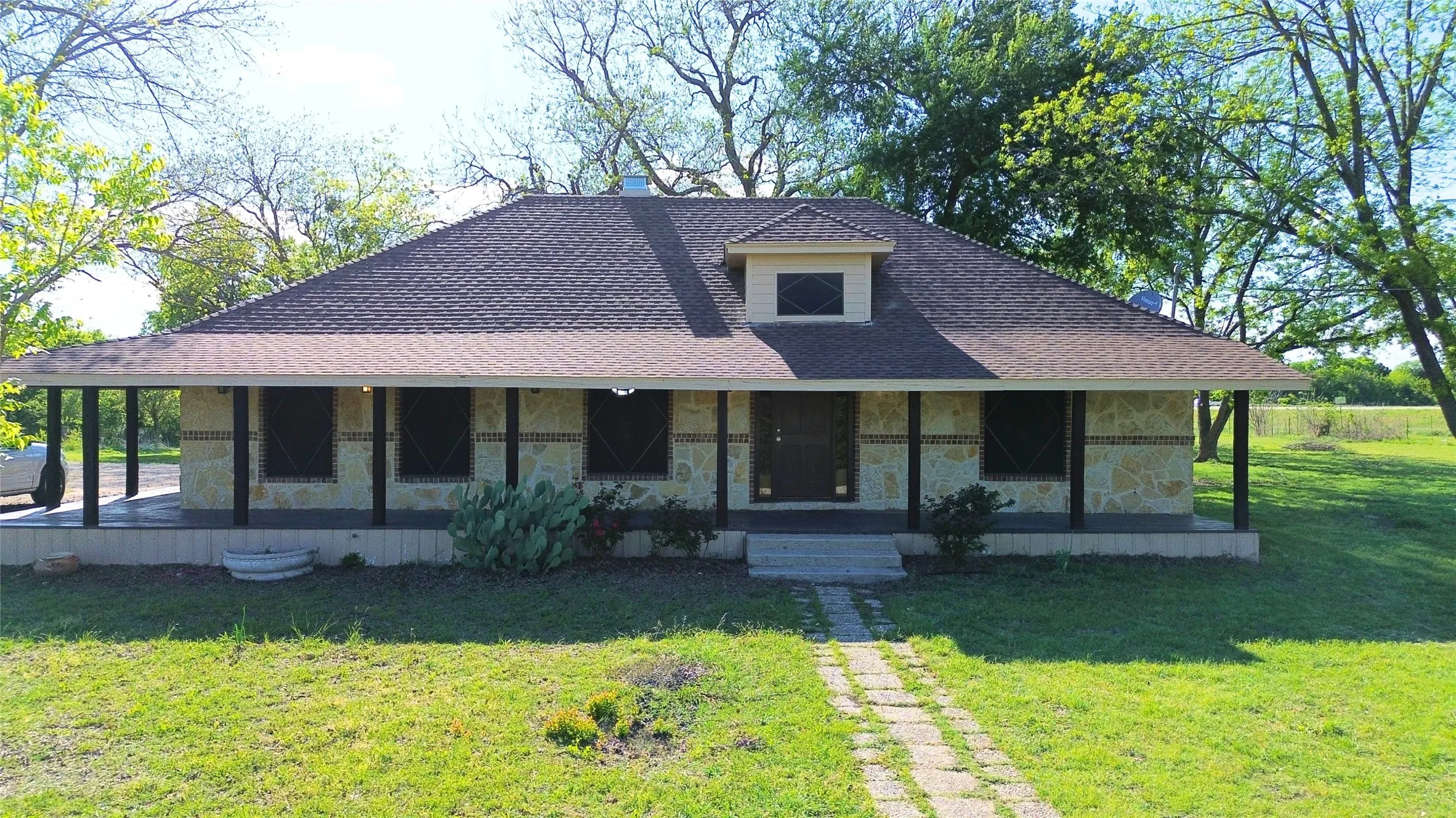 Single Family Residence For Sale in Dallas County , 1542 W Reindeer Road, Lancaster, Texas 75146, 3 Bedroom, 2 Bathroom, 2 Garage spaces, 1,372 Sqft, built in 1922, mls#21233961, Real Estate Agent in Lancaster, Homes For Sale in Dallas county, Homes For Sale in Lancaster, Realtor in Lancaster Texas, Real Estate Brokerage Independent Realty Texas, Luminita Cordes Realtor