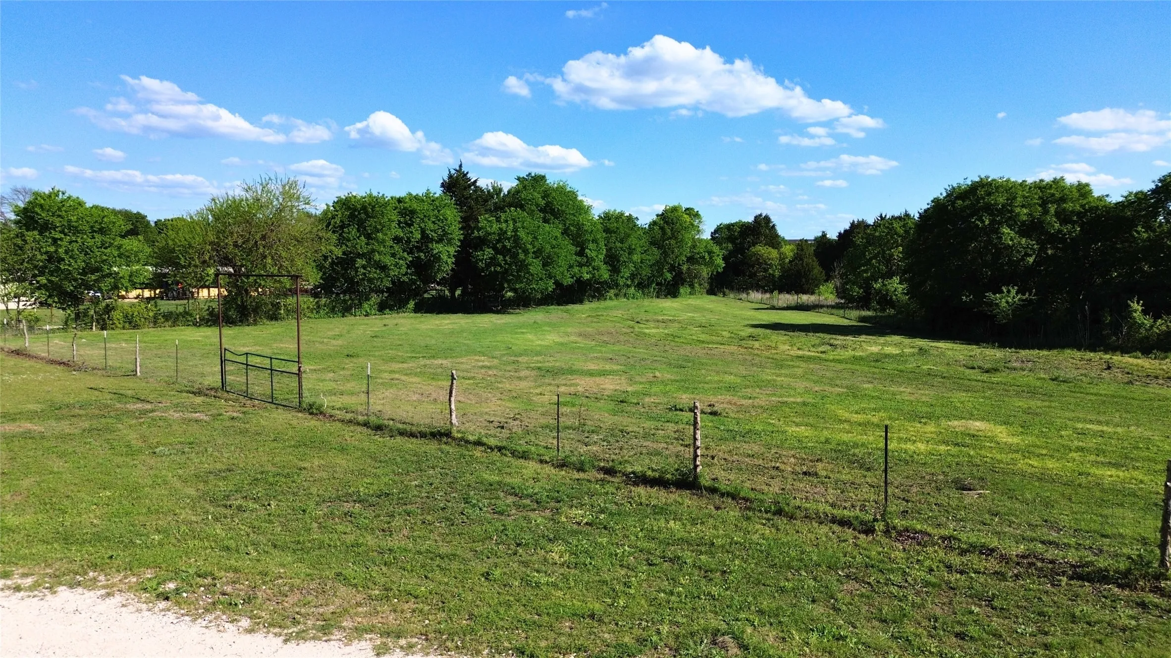 Single Family Residence For Sale in Dallas County , 1542 W Reindeer Road, Lancaster, Texas 75146, 3 Bedroom, 2 Bathroom, 2 Garage spaces, 1,372 Sqft, built in 1922, mls#21233961, Real Estate Agent in Lancaster, Homes For Sale in Dallas county, Homes For Sale in Lancaster, Realtor in Lancaster Texas, Real Estate Brokerage Independent Realty Texas, Luminita Cordes Realtor